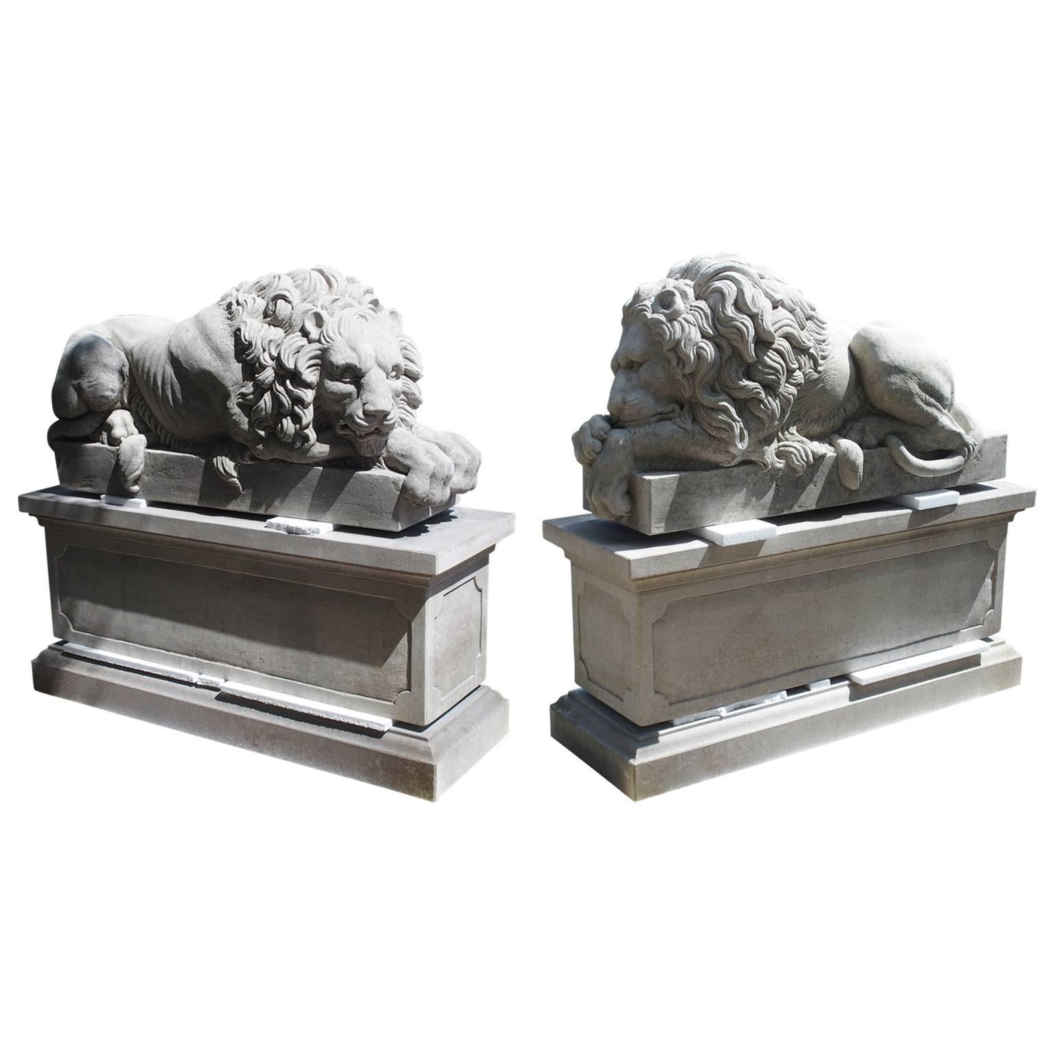 Paire de grands lions en pierre sculptée sur piédestal:: "Le dormeur et le vigilant"