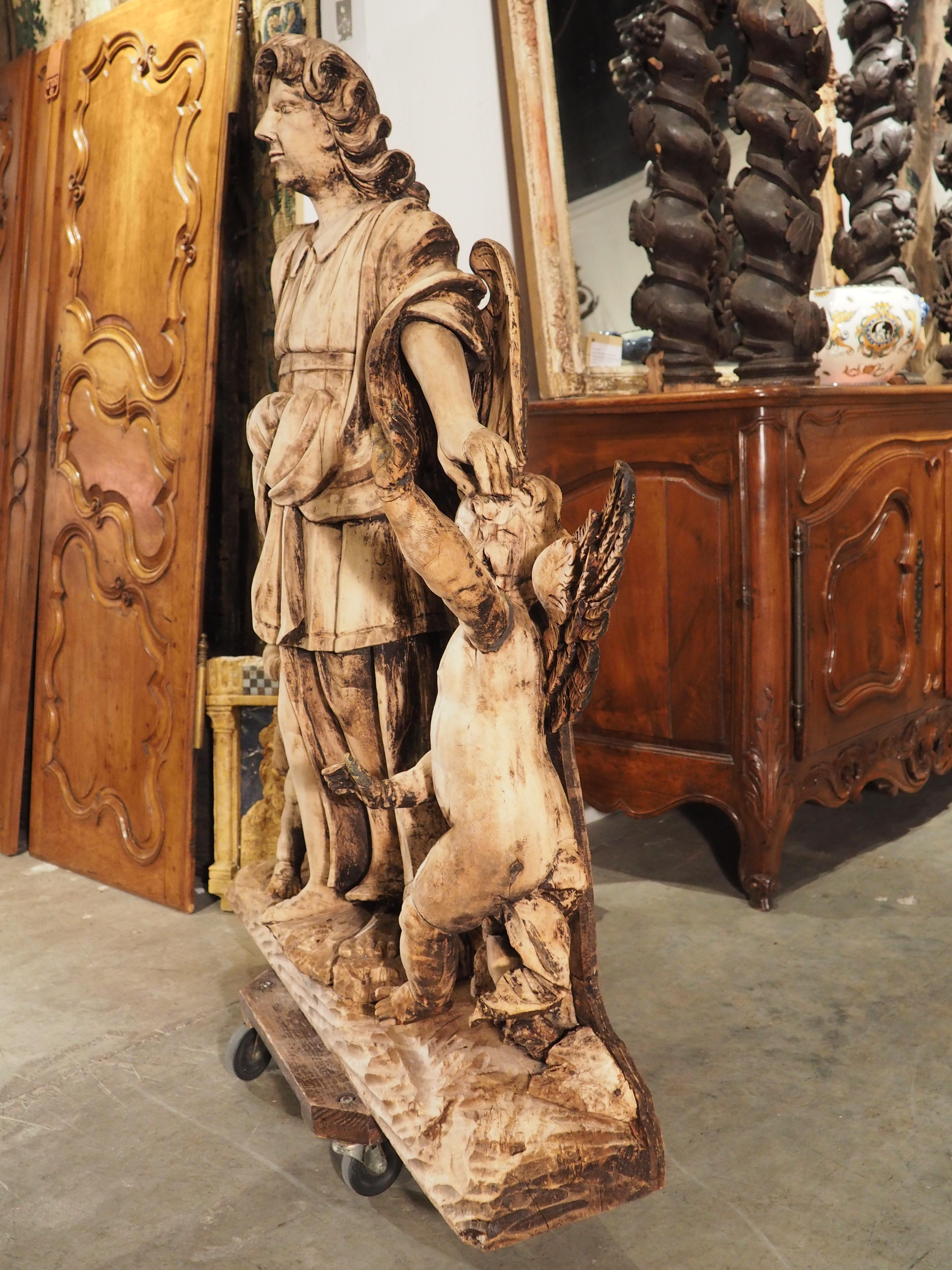 Grande scultura in legno del XVIII secolo raffigurante un angelo con cherubini in vendita 3