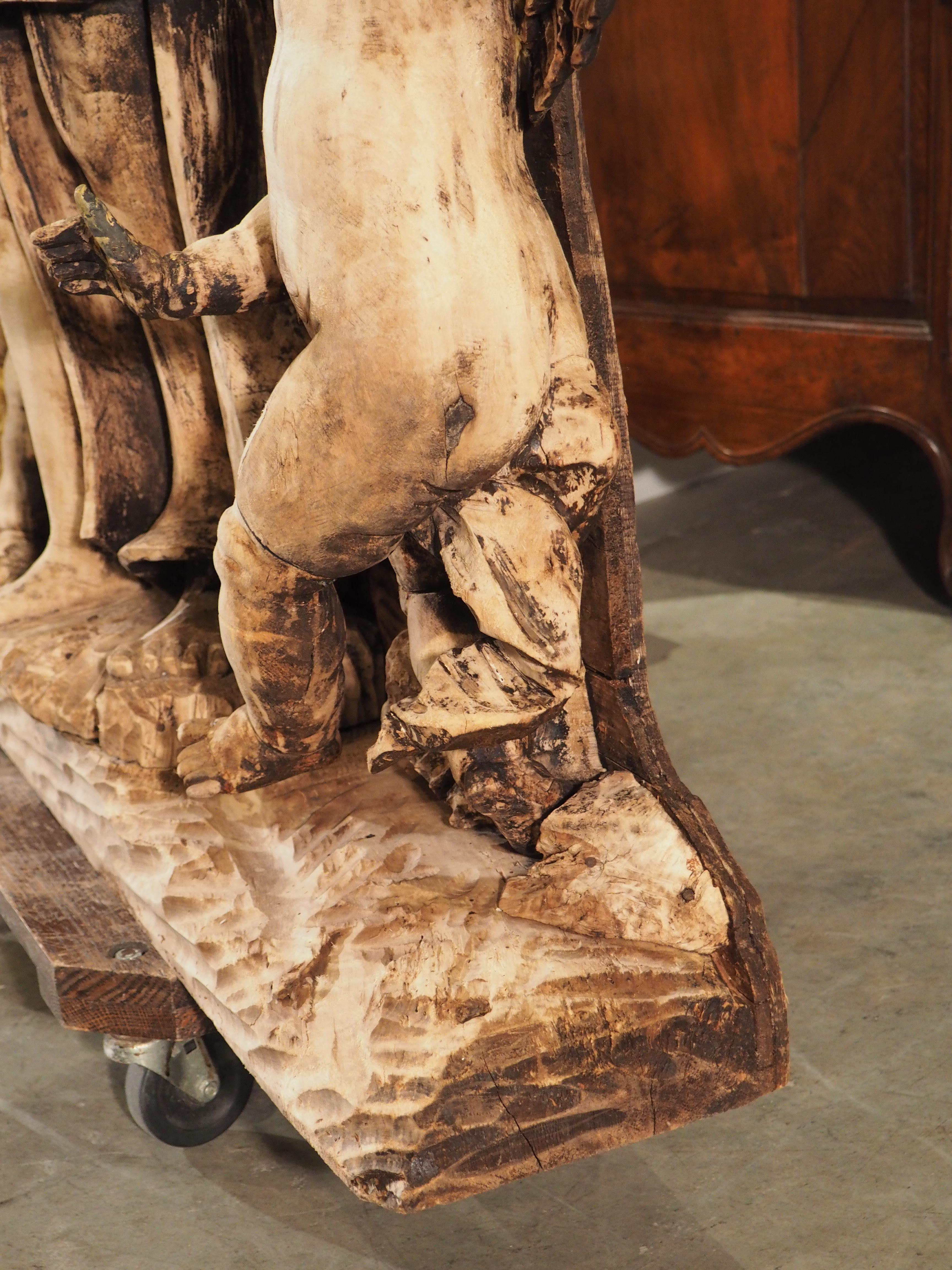 Grande scultura in legno del XVIII secolo raffigurante un angelo con cherubini in vendita 4