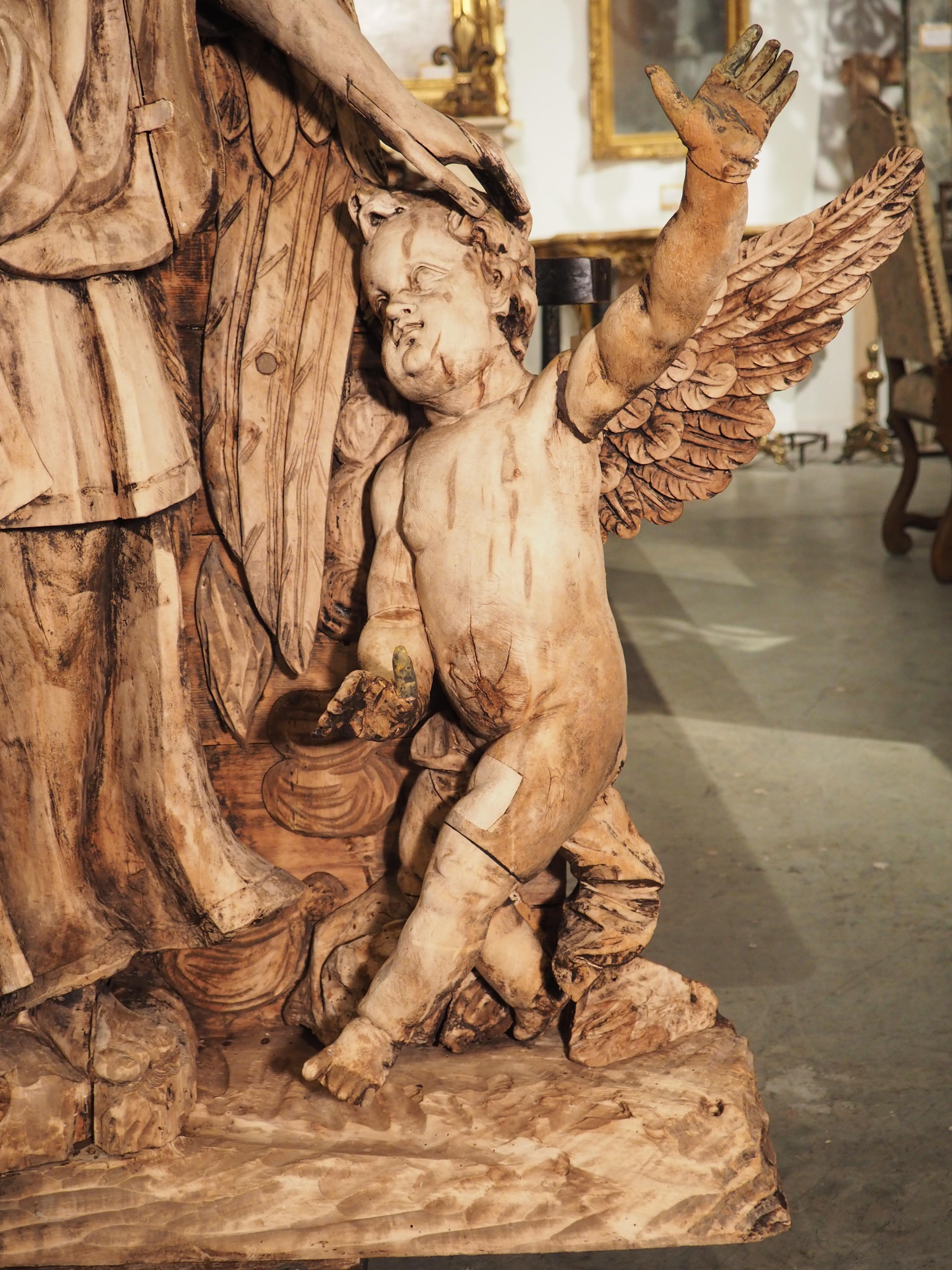 Grande scultura in legno del XVIII secolo raffigurante un angelo con cherubini in vendita 10