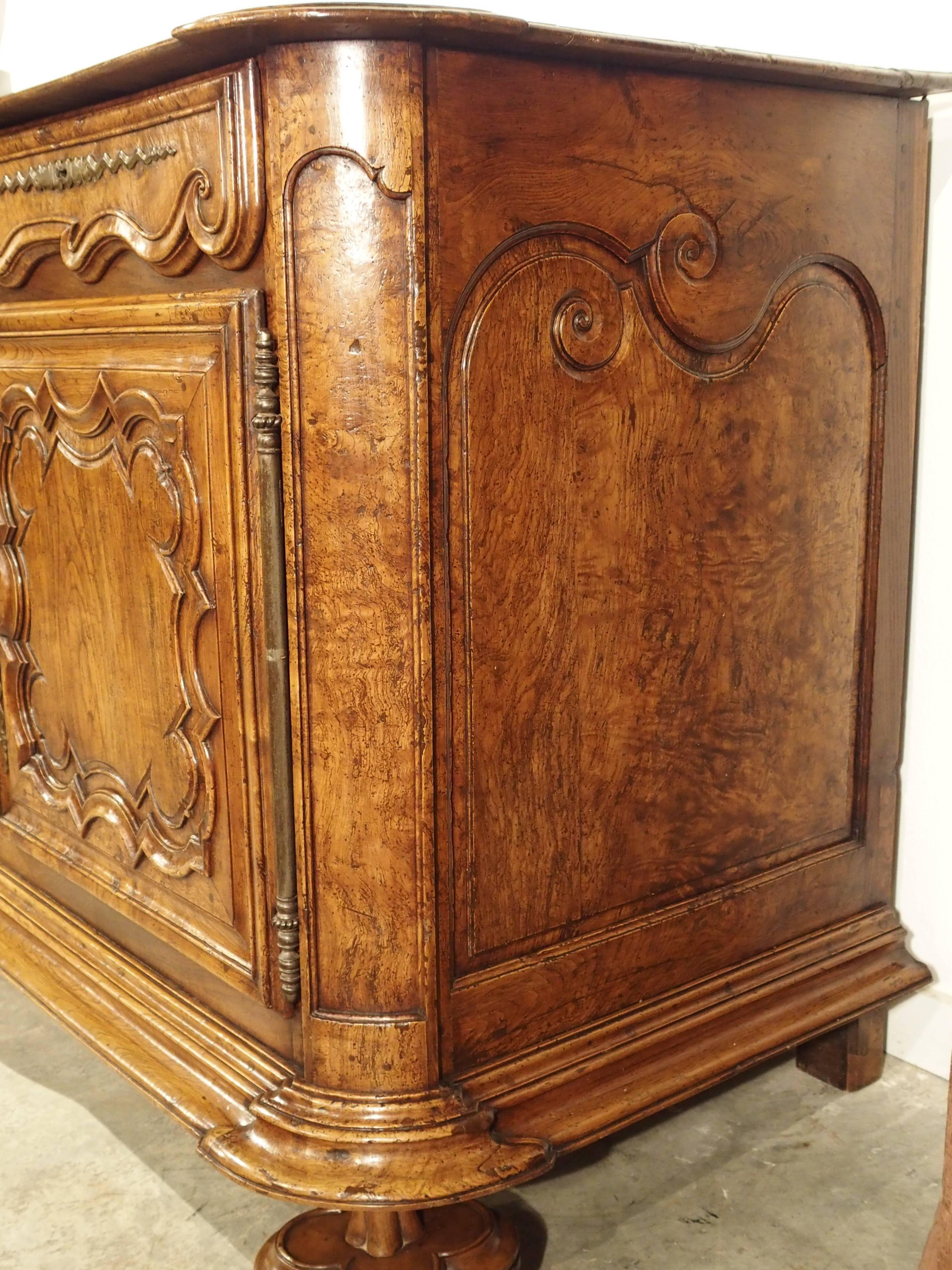 Carved Very Rare and Beautiful Enfilade Bressan, Period Louis XIV, Early 1700s