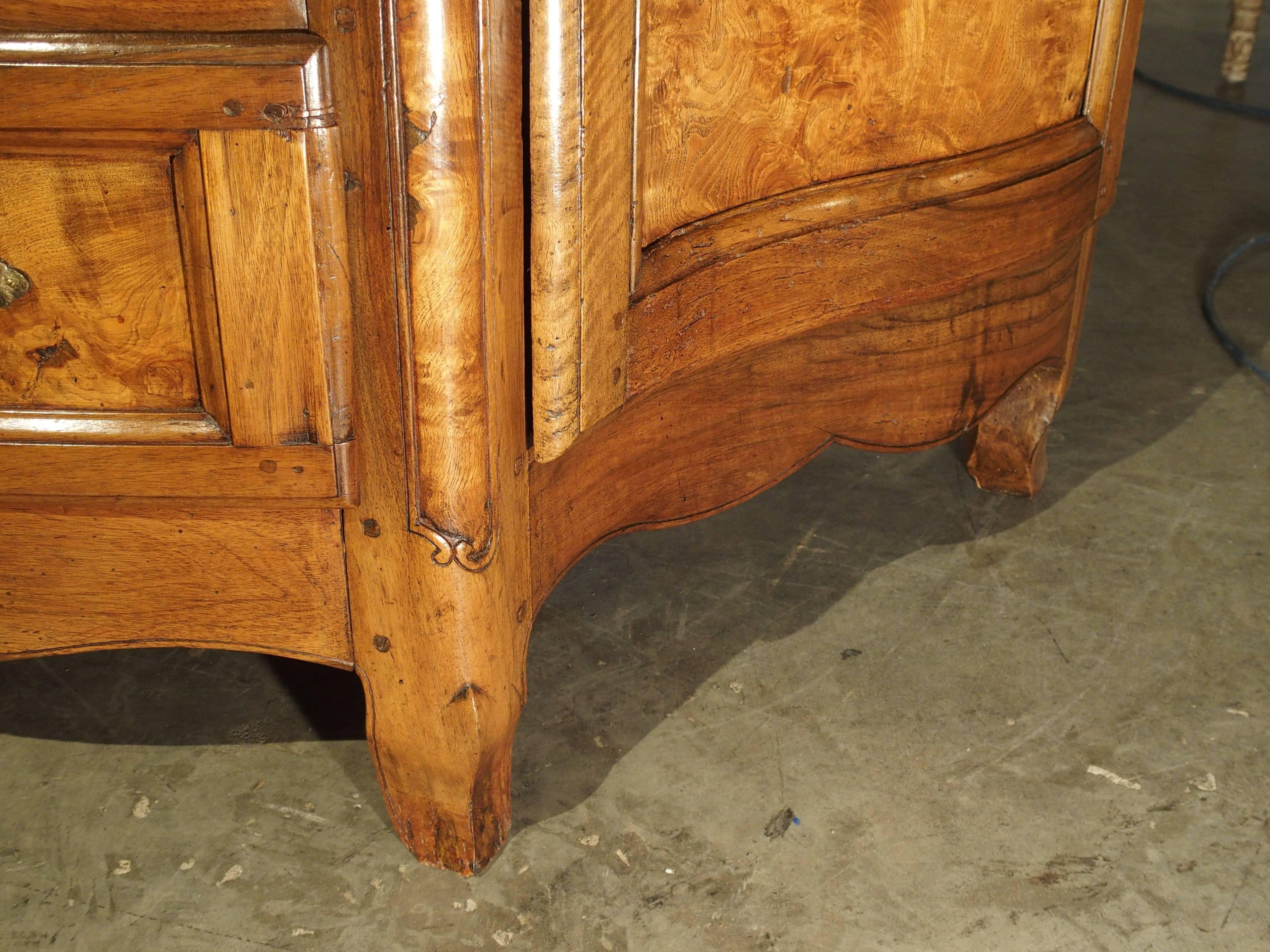 Fino al XVIII secolo Rara commode del XVIII secolo con ante laterali in noce, Valle del Rodano, Francia in vendita