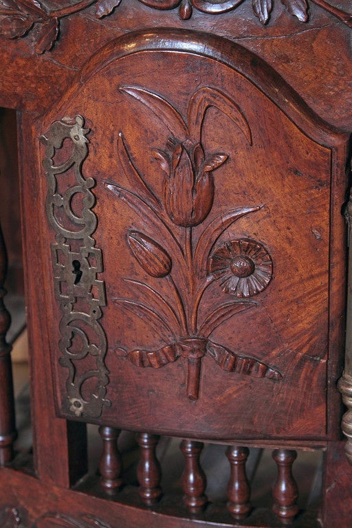 18th Century Walnut Wood Panetiere from France 2