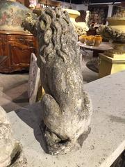 Paire de petits lions en pierre moulée de France