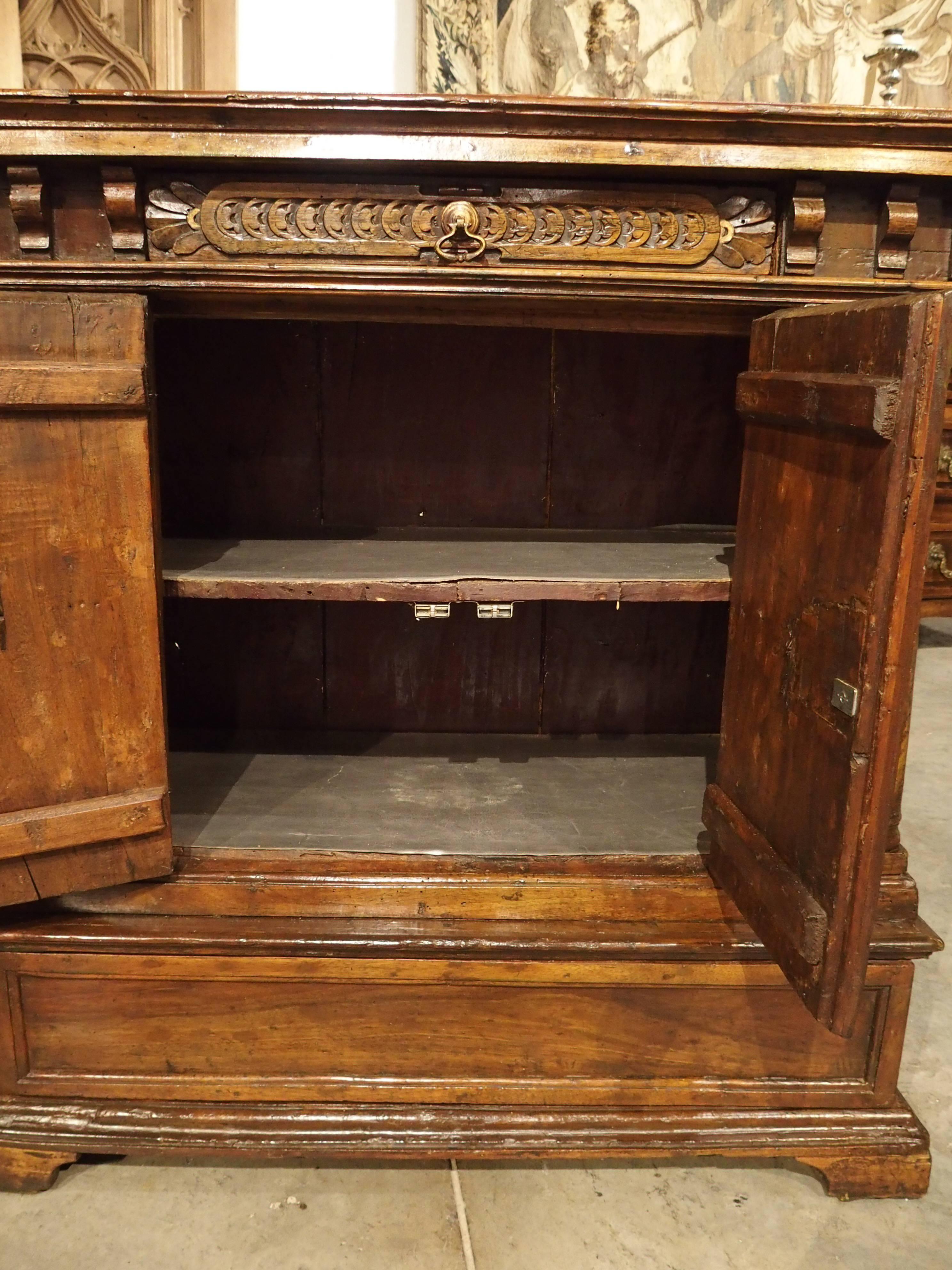Small Late Renaissance Walnut Wood Credenza, Italy, 16th Century In Good Condition In Dallas, TX