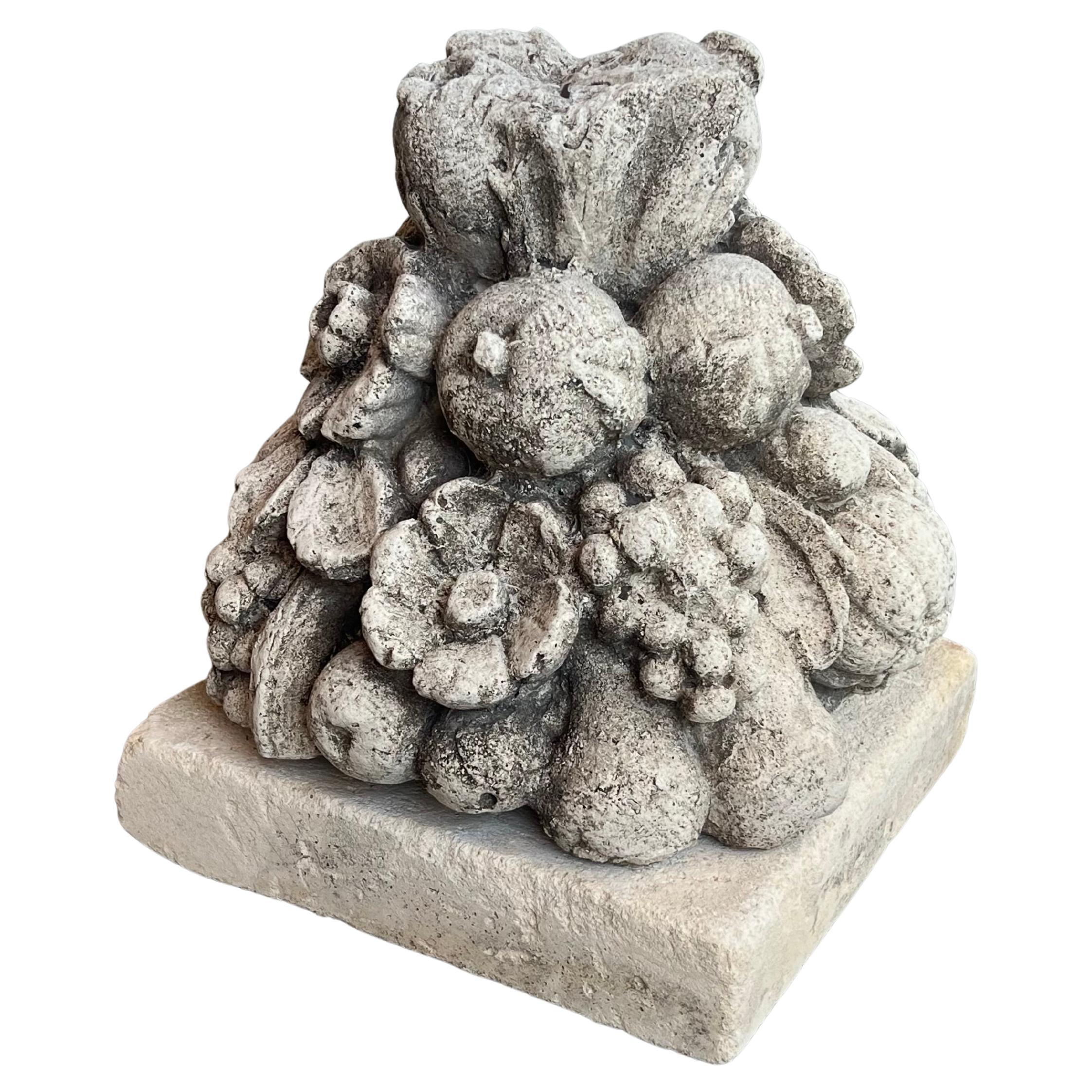 Bouquet di frutta in pietra fusa su plinto di pietra calcarea in vendita
