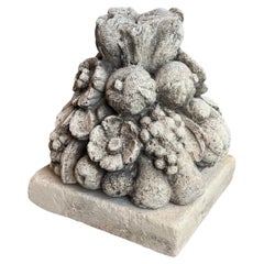 Bouquet di frutta in pietra fusa su plinto di pietra calcarea