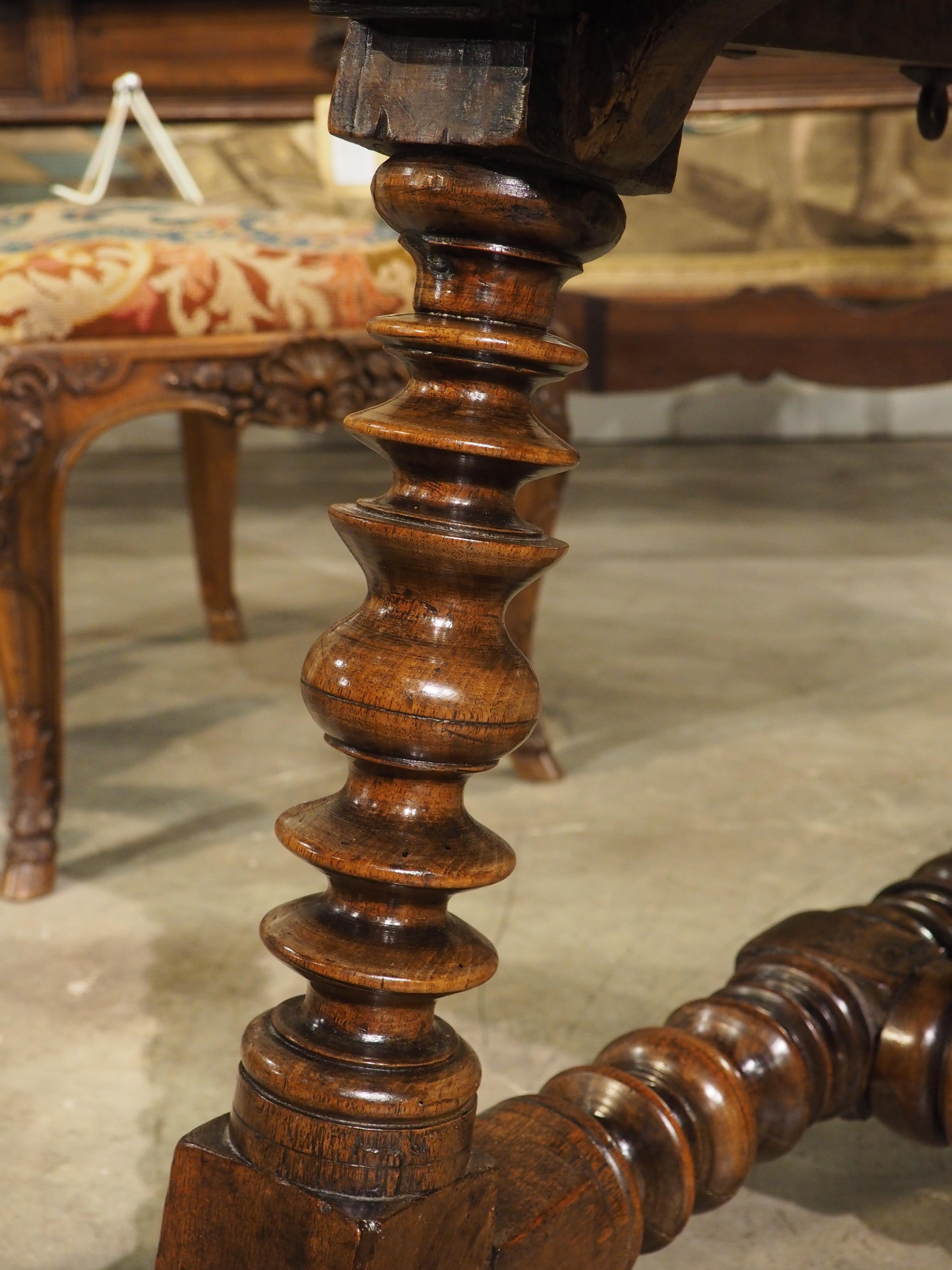 Bois Table ou bureau en noyer espagnol du 17e siècle avec pieds tournés et brancard en vente