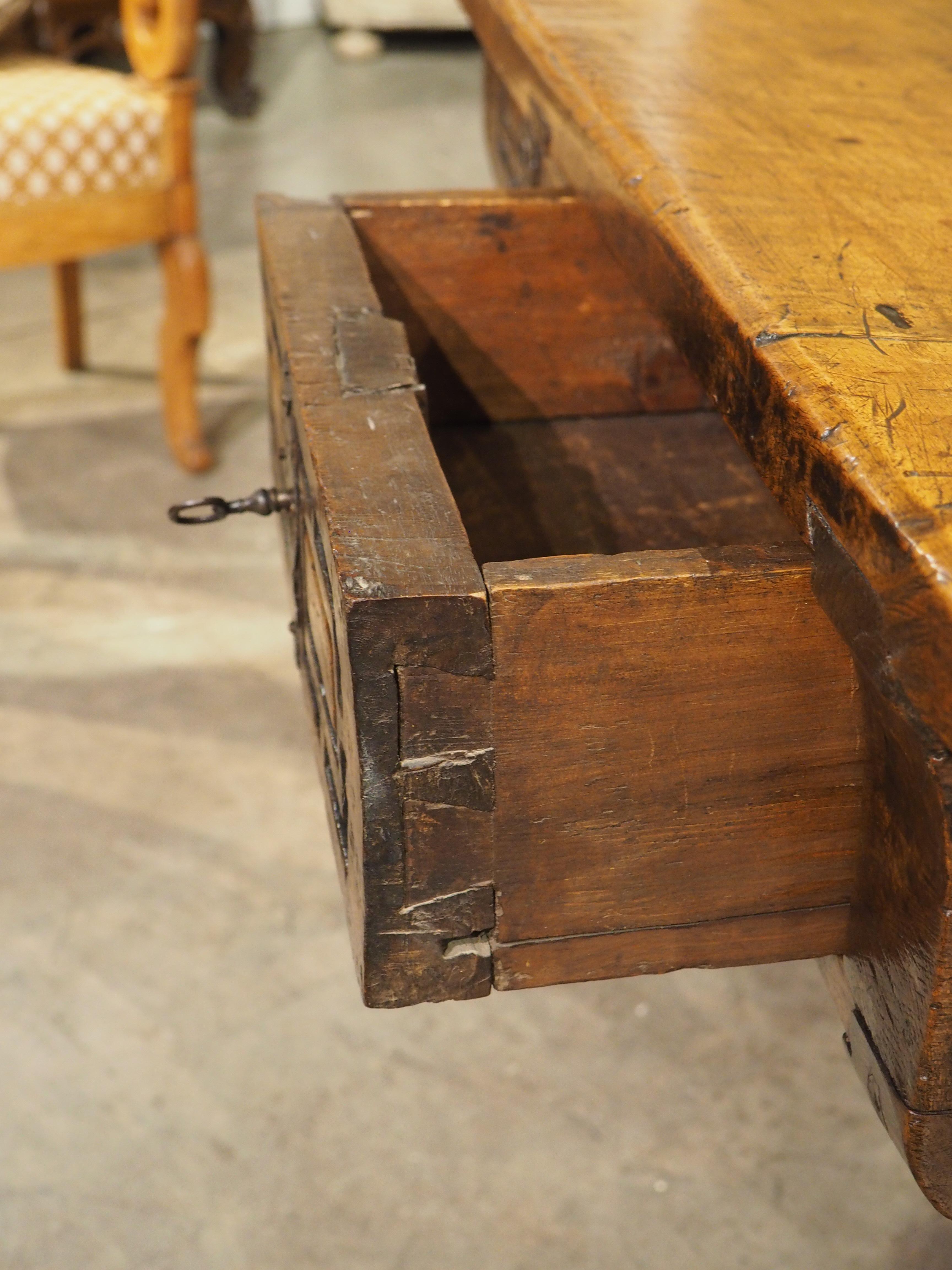 Table ou bureau en noyer espagnol du 17e siècle avec pieds tournés et brancard en vente 2