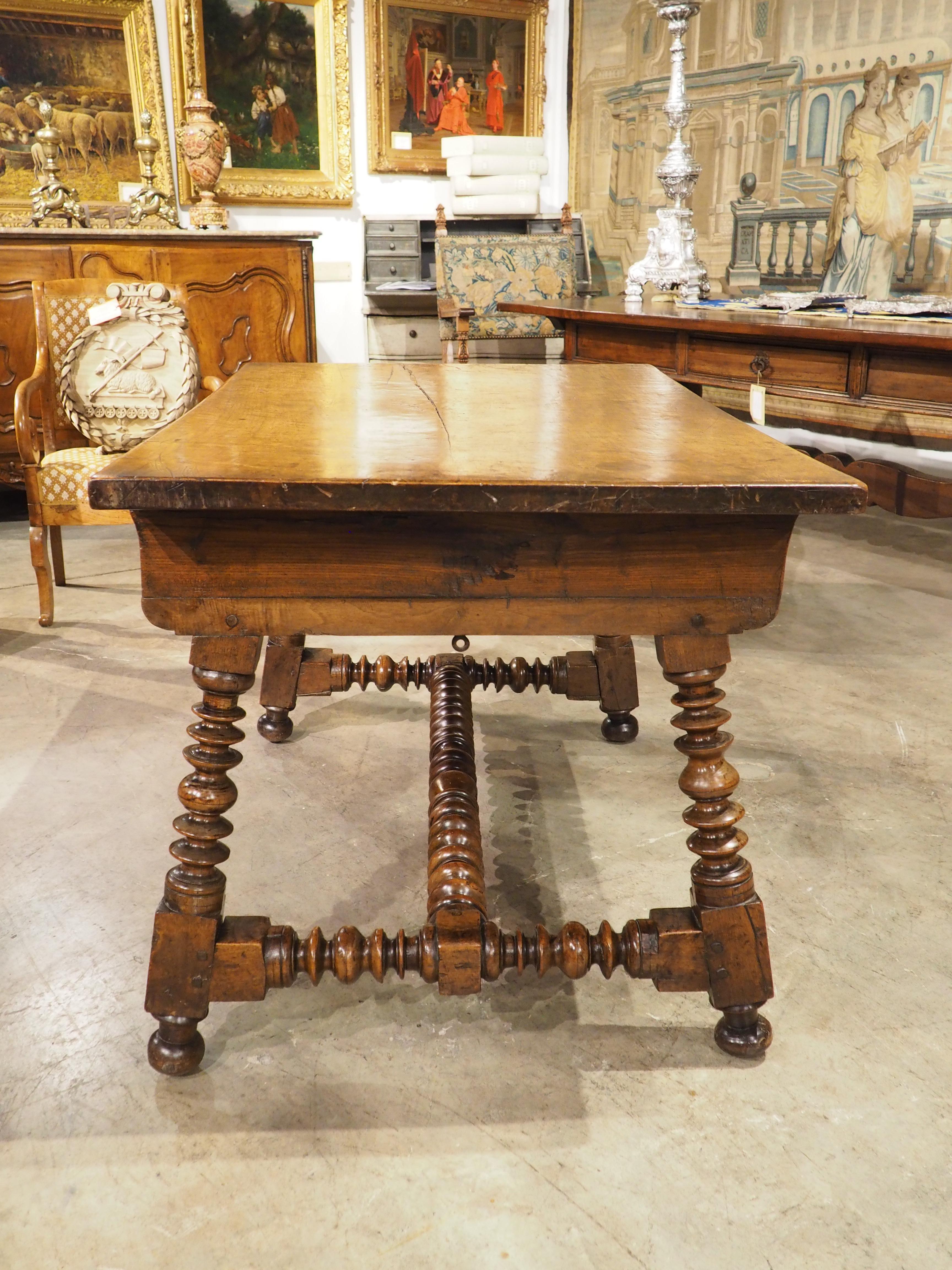 Table ou bureau en noyer espagnol du 17e siècle avec pieds tournés et brancard en vente 5