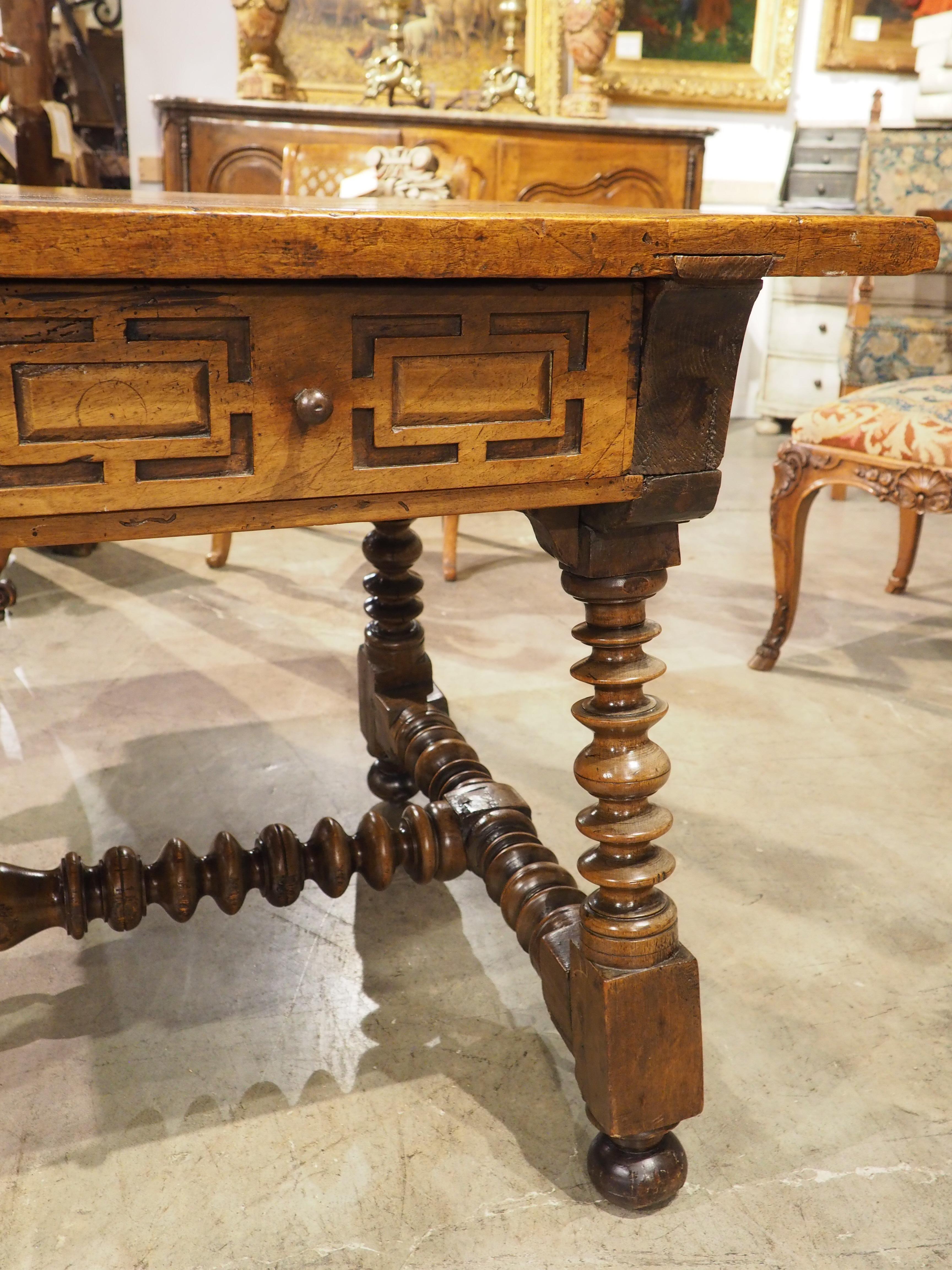Table ou bureau en noyer espagnol du 17e siècle avec pieds tournés et brancard en vente 7