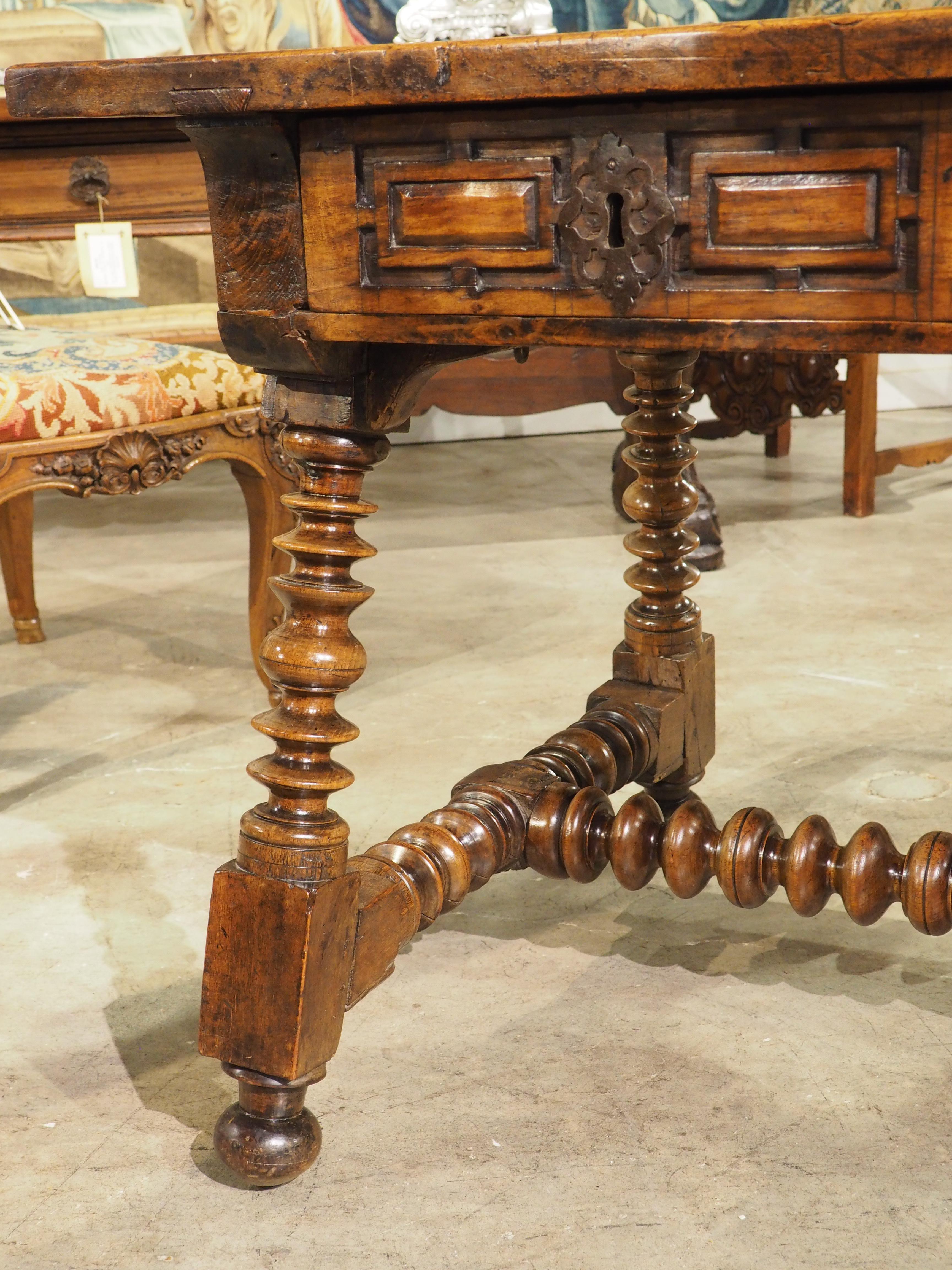 Table ou bureau en noyer espagnol du 17e siècle avec pieds tournés et brancard Bon état - En vente à Dallas, TX