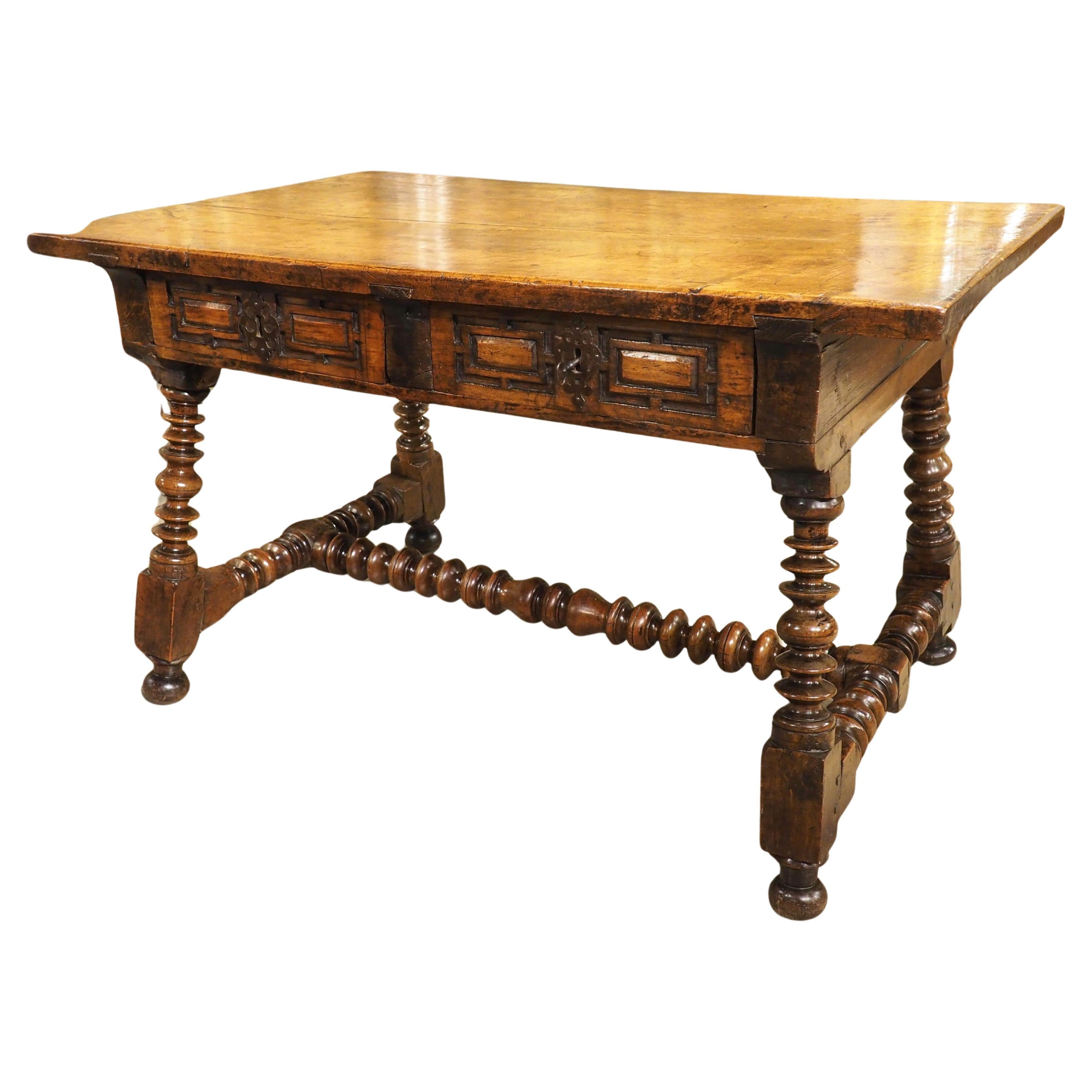 Table ou bureau en noyer espagnol du 17e siècle avec pieds tournés et brancard en vente