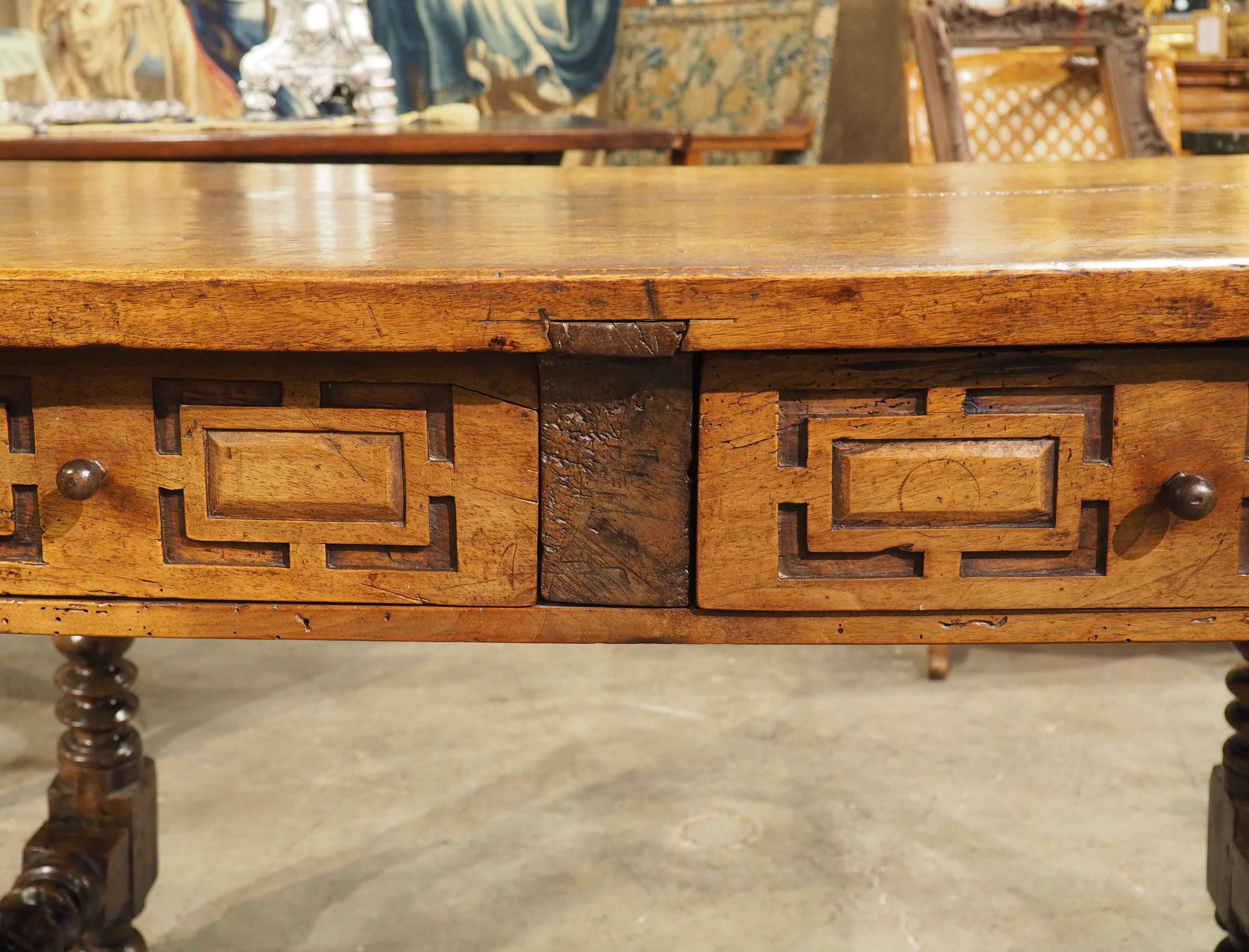 Plus d'informations bientôt...

Cette fantastique table en noyer espagnol date des années 1600 et possède des pieds et des châssis incroyablement tournés, connus sous le nom de sculptures en forme de disque ou de lentille.  Chaque long côté comporte