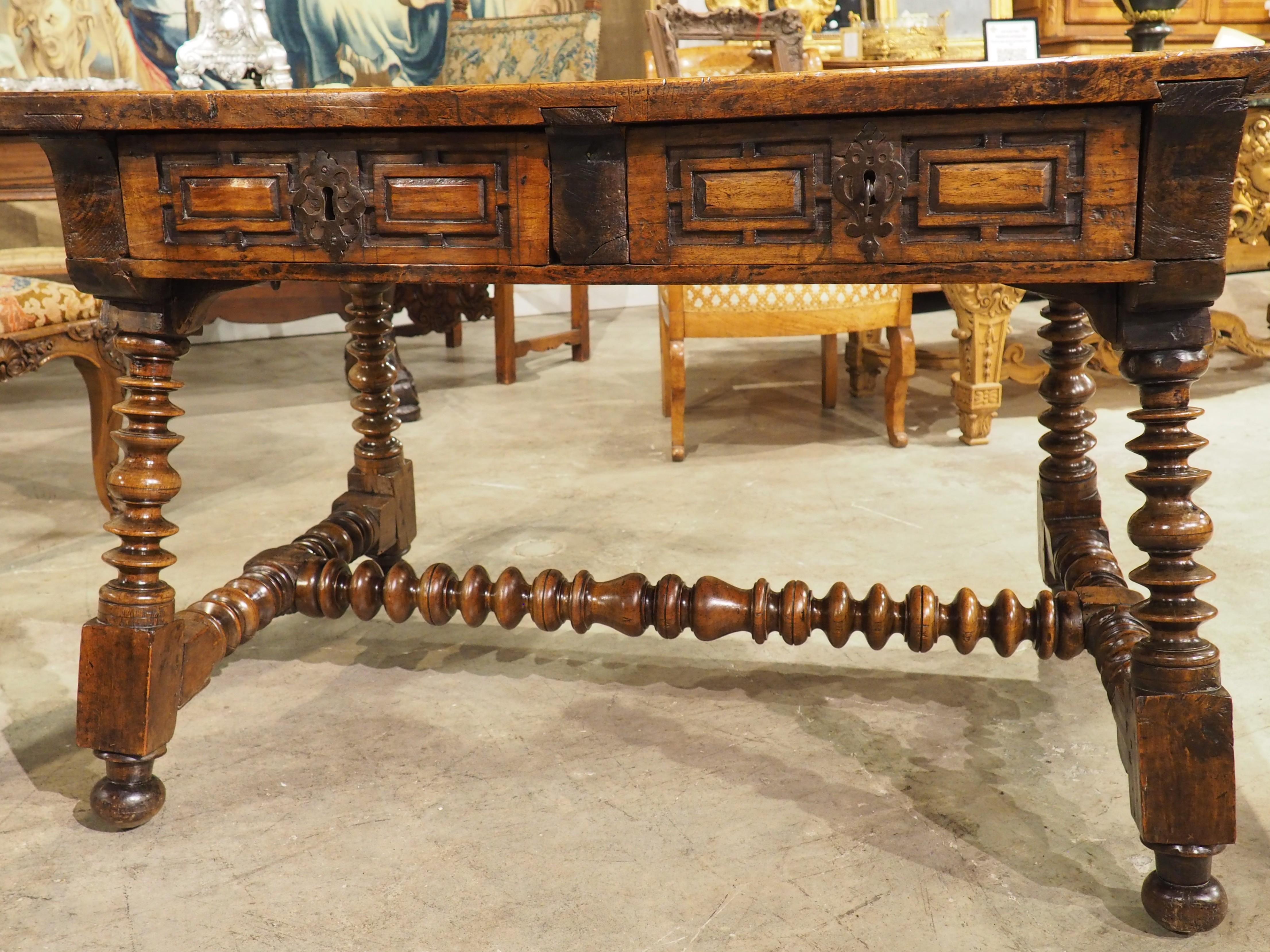 Sculpté à la main Table ou bureau en noyer espagnol du 17e siècle avec pieds tournés et brancard en vente