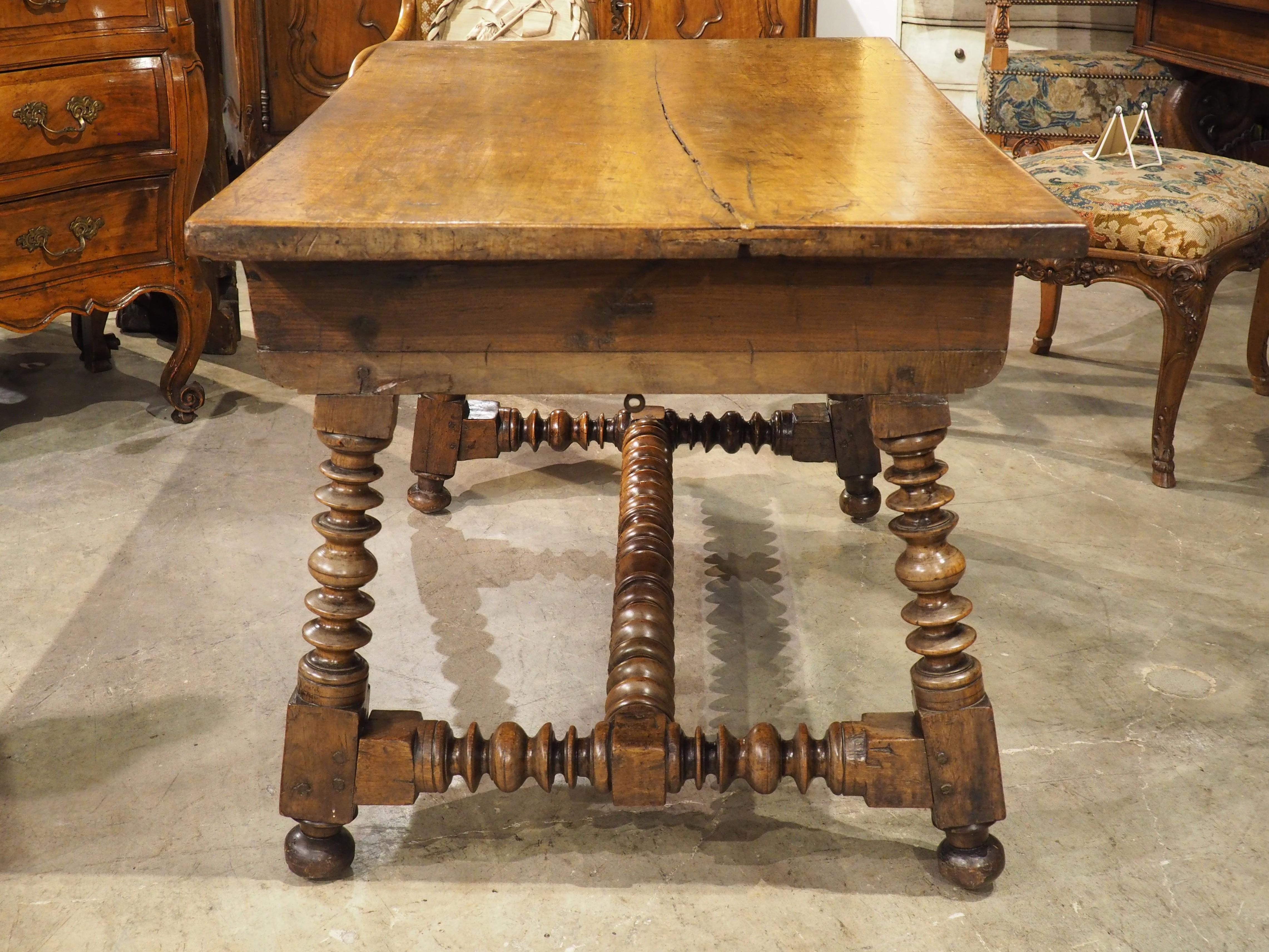 Espagnol Table ou bureau en noyer espagnol du 17e siècle avec pieds tournés et brancard en vente