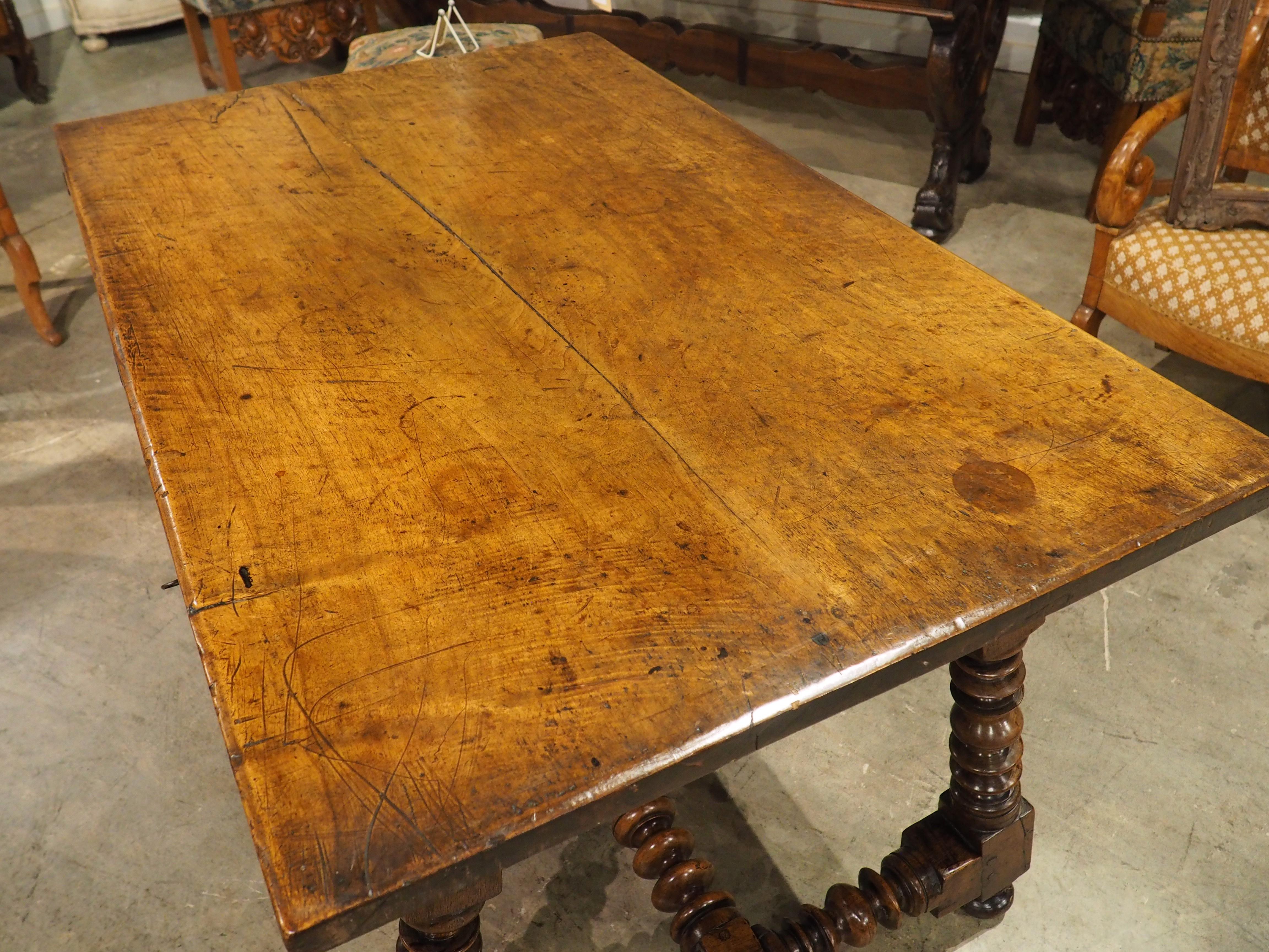 Table ou bureau en noyer espagnol du 17e siècle avec pieds tournés et brancard en vente 3
