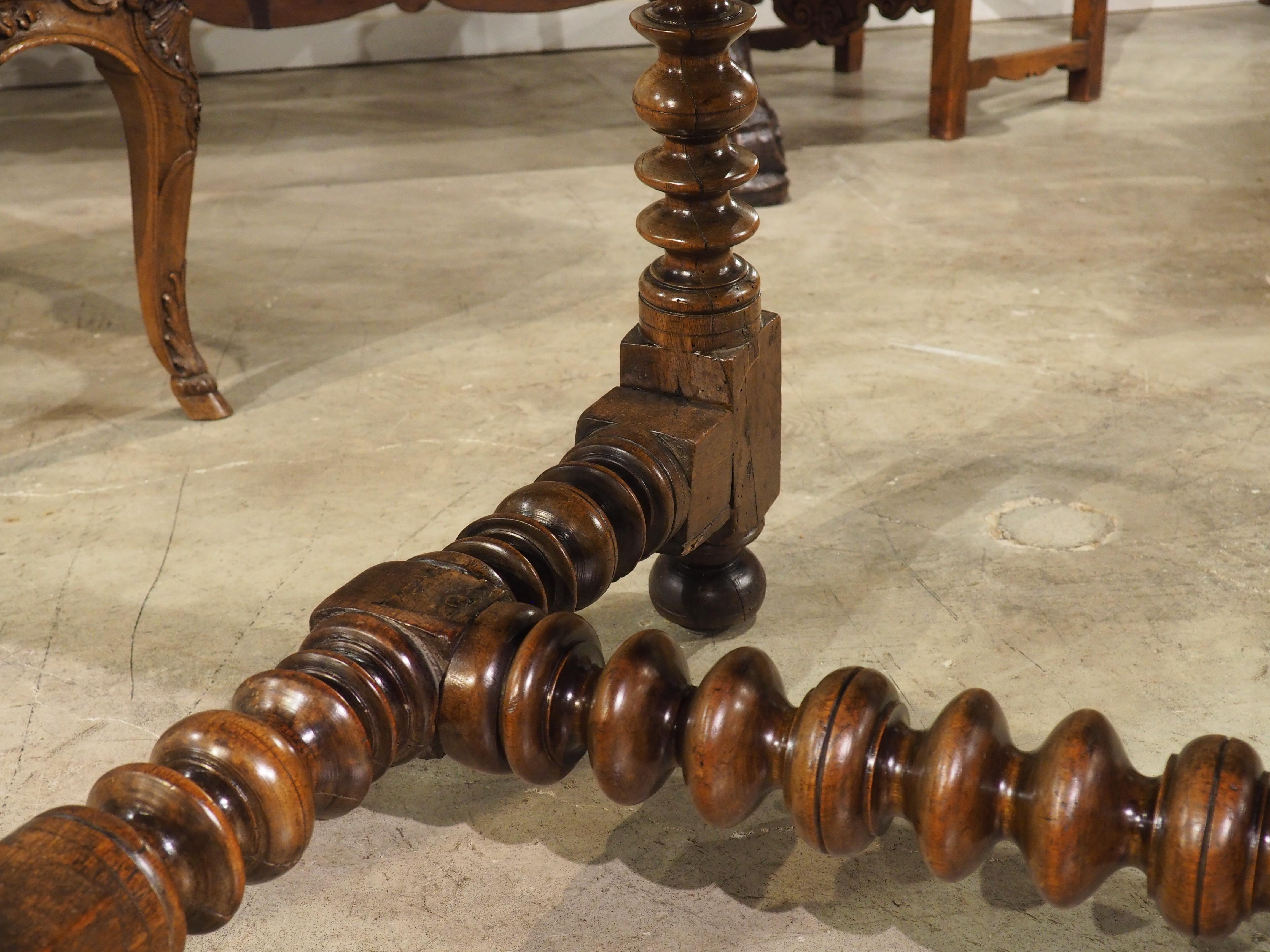 Table ou bureau en noyer espagnol du 17e siècle avec pieds tournés et brancard en vente 1