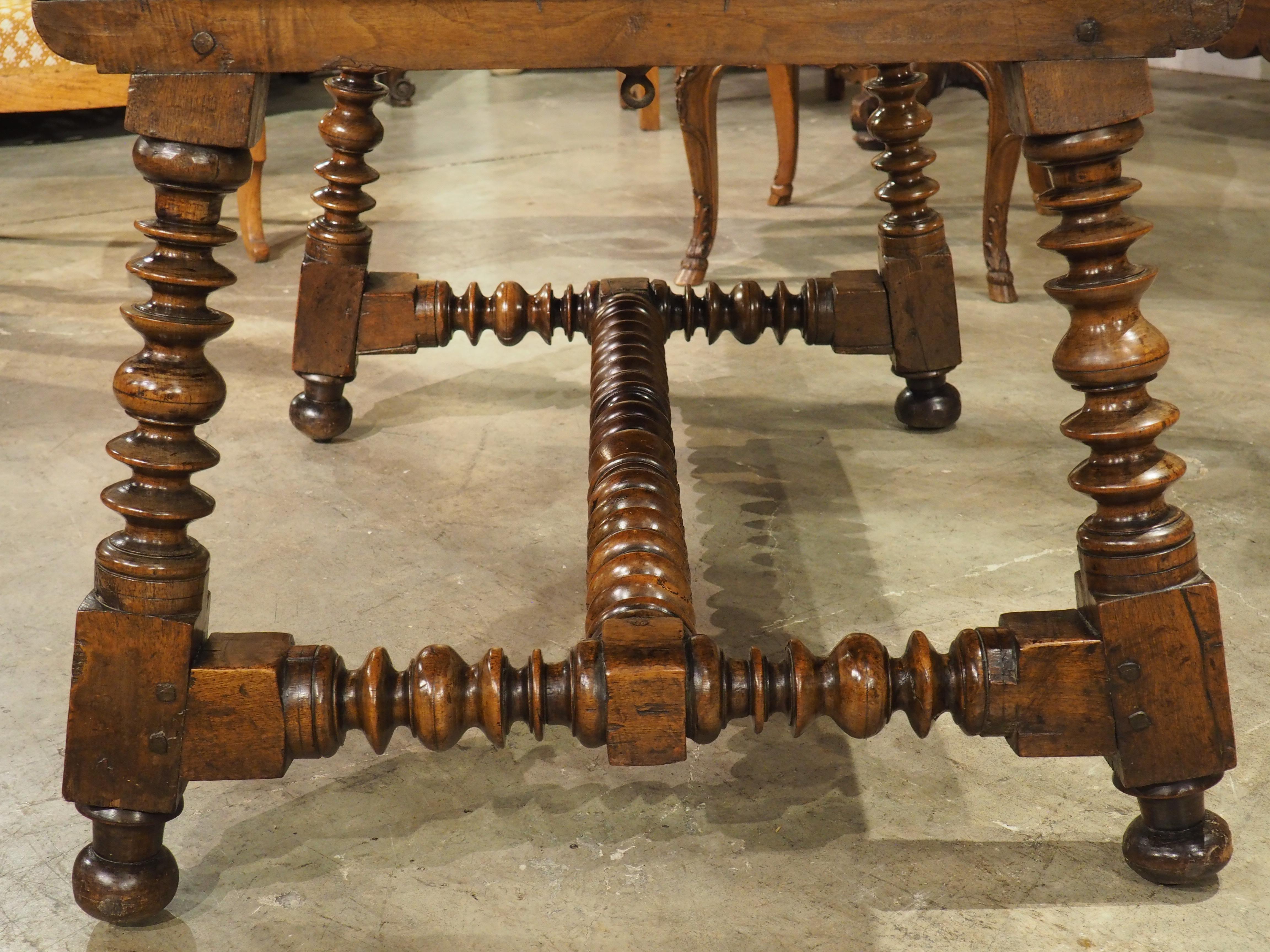 Table ou bureau en noyer espagnol du 17e siècle avec pieds tournés et brancard en vente 4