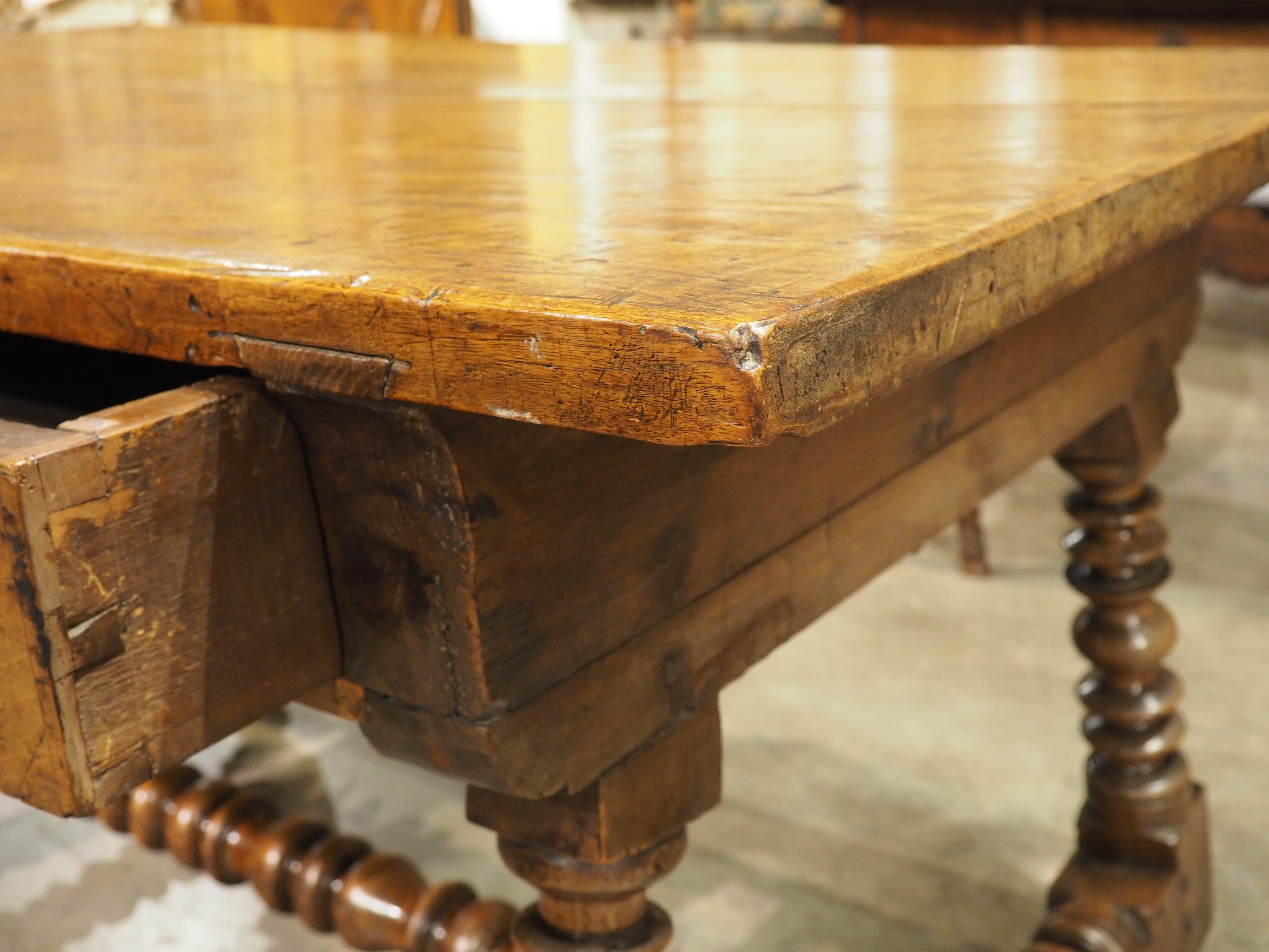 Table ou bureau en noyer espagnol du 17e siècle avec pieds tournés et brancard en vente 9