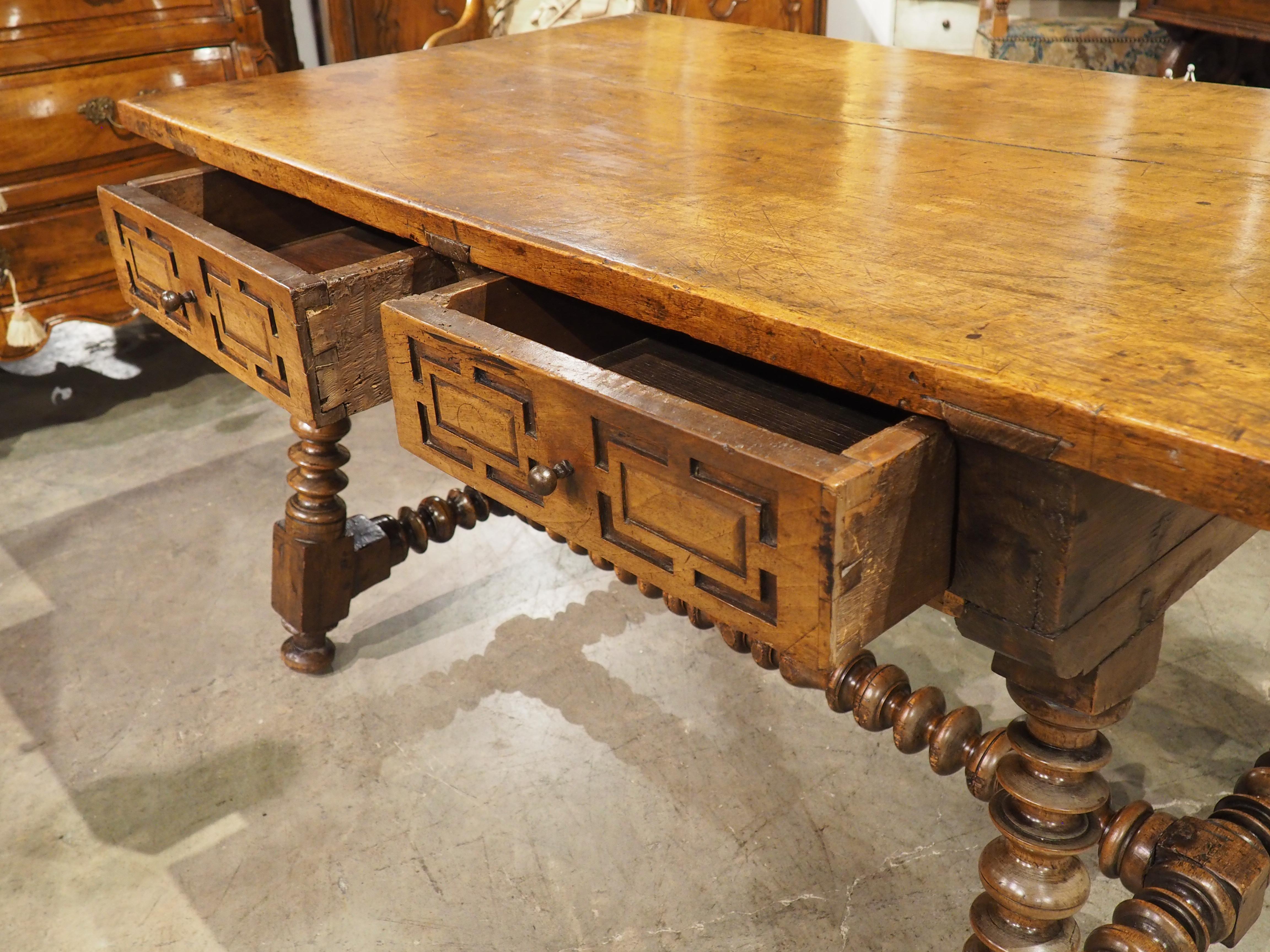 Table ou bureau en noyer espagnol du 17e siècle avec pieds tournés et brancard en vente 8
