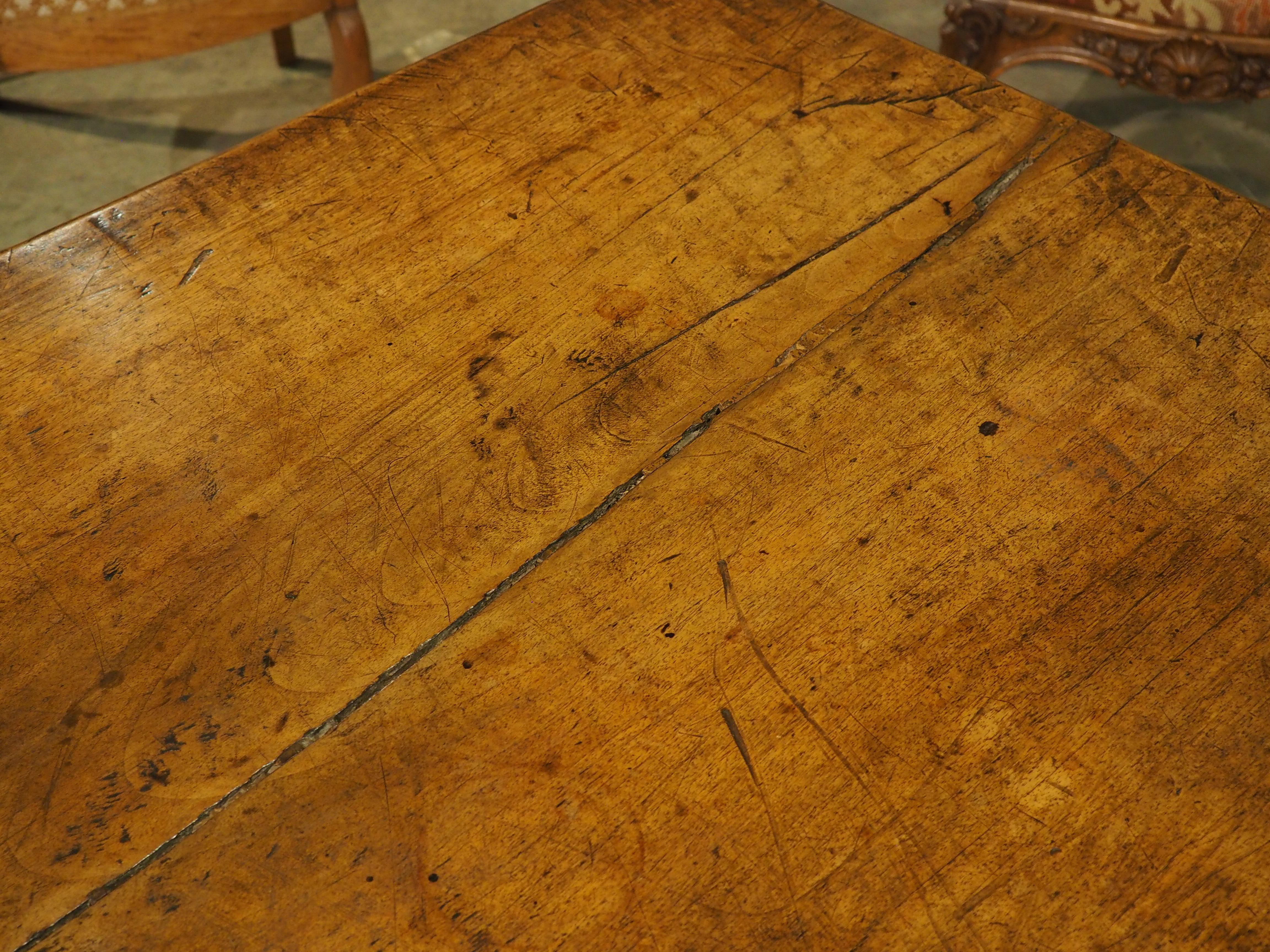 Table ou bureau en noyer espagnol du 17e siècle avec pieds tournés et brancard en vente 6