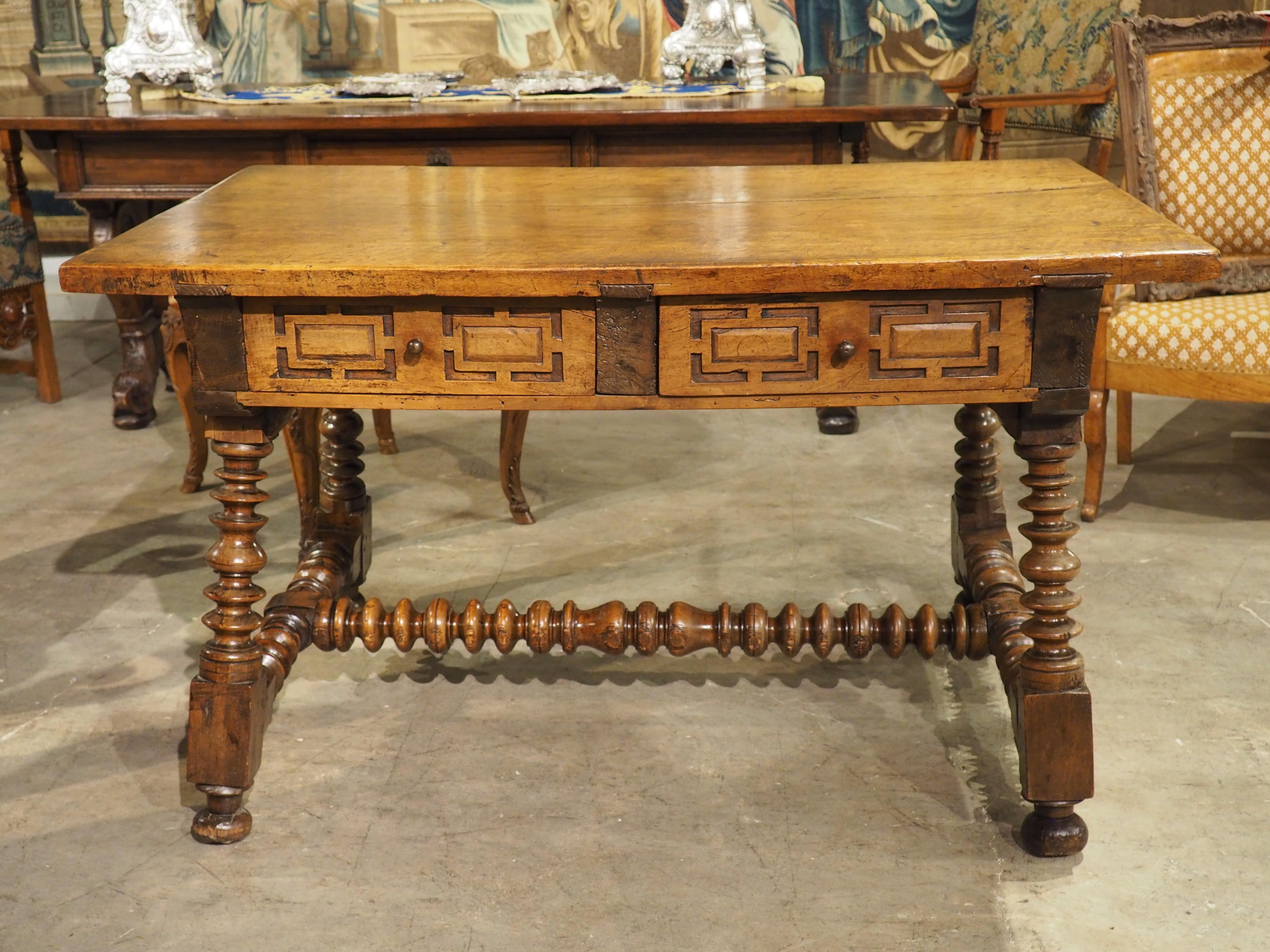 Table ou bureau en noyer espagnol du 17e siècle avec pieds tournés et brancard en vente 11