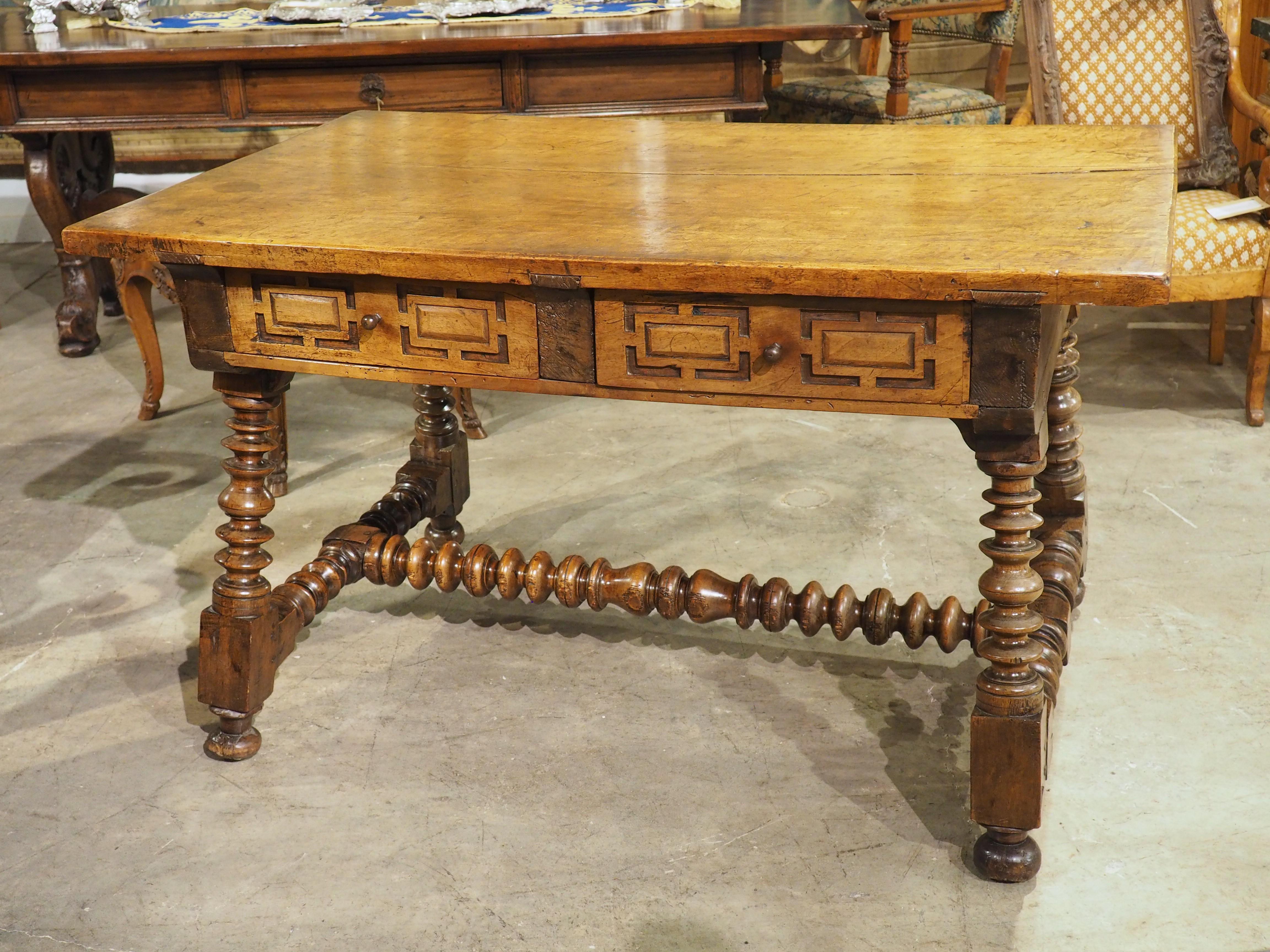 Table ou bureau en noyer espagnol du 17e siècle avec pieds tournés et brancard en vente 12