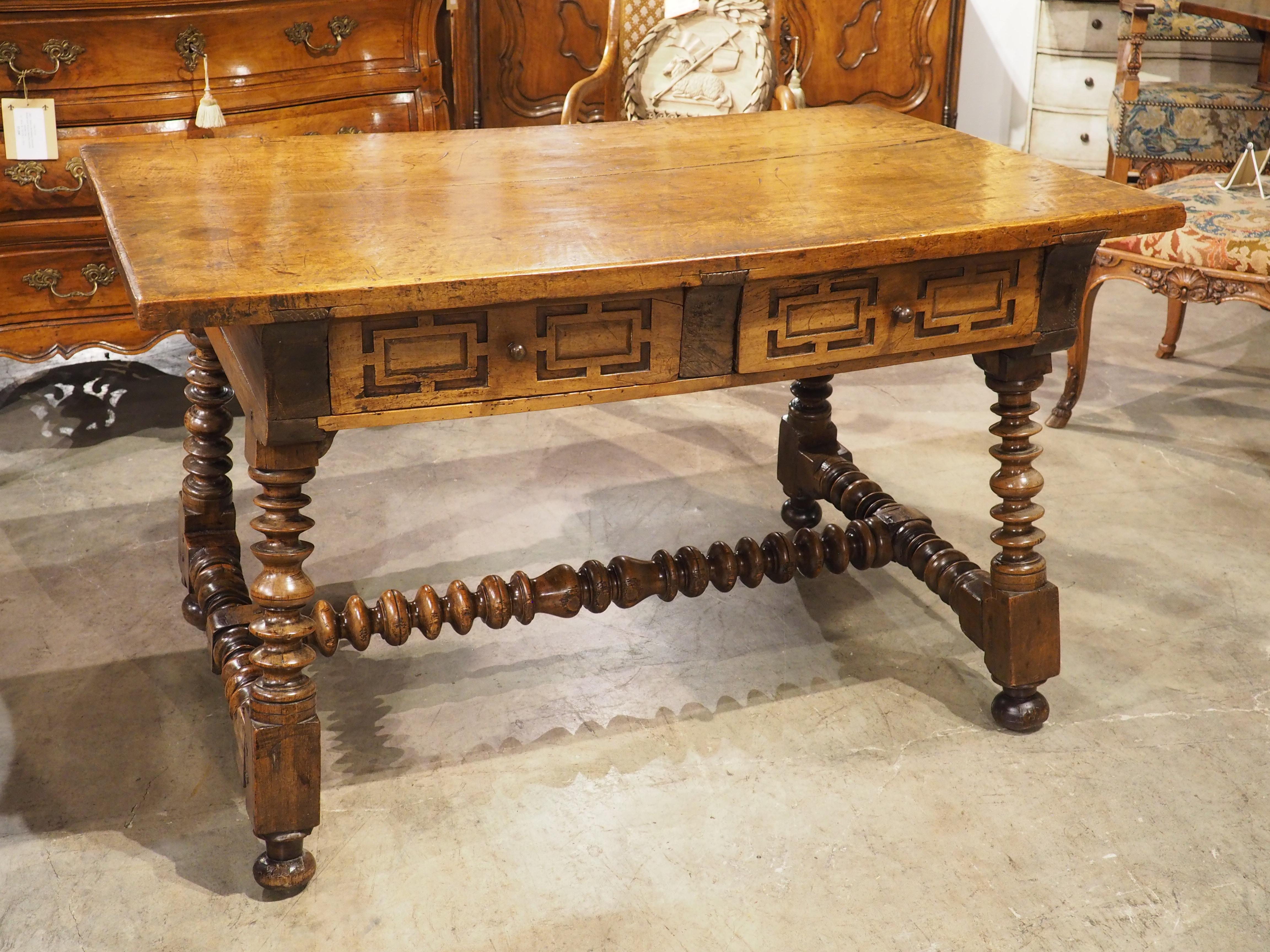 Table ou bureau en noyer espagnol du 17e siècle avec pieds tournés et brancard en vente 13