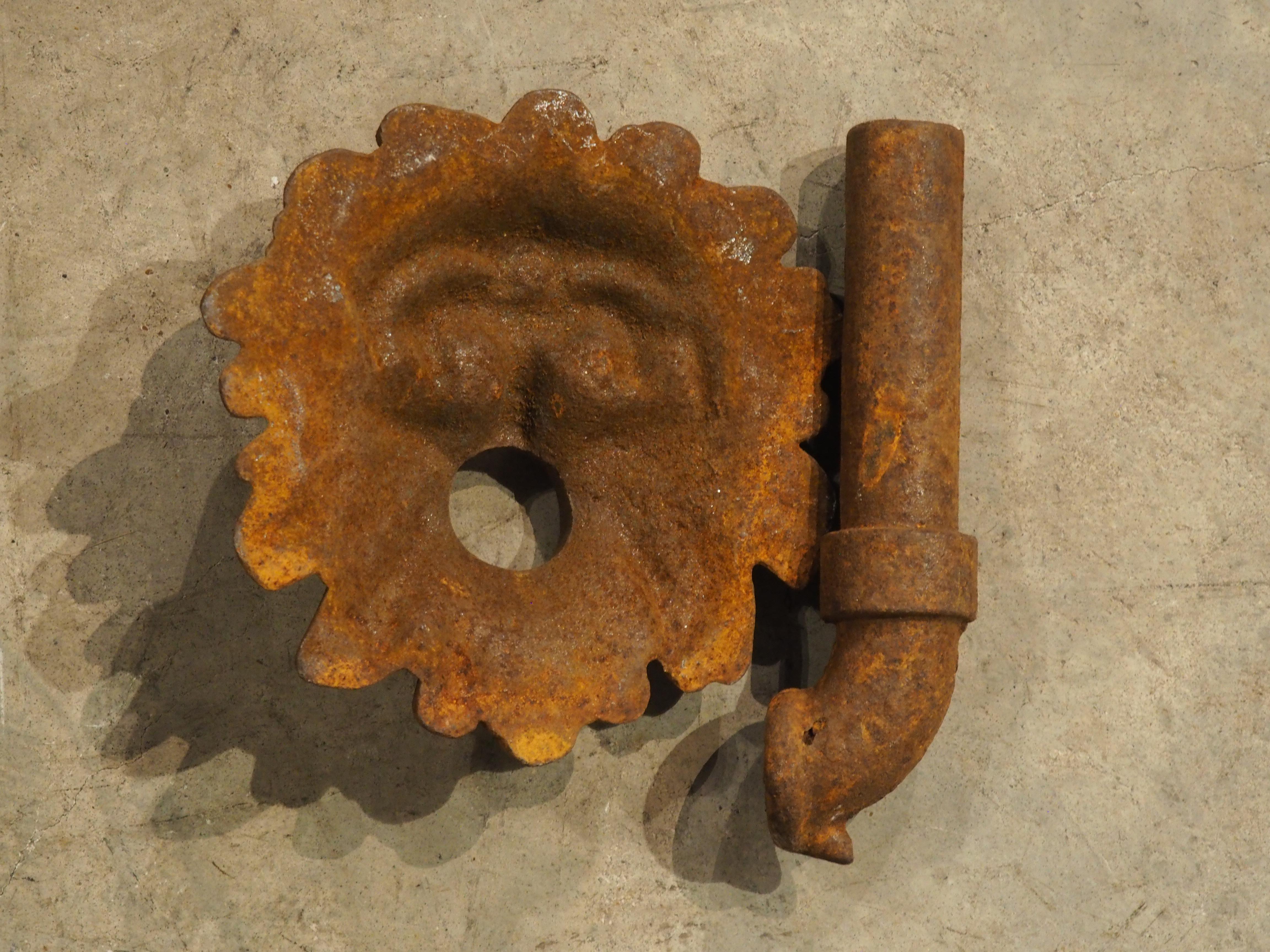 Ulteriori informazioni in arrivo...

Risalente al 1900, questo beccuccio in ghisa francese ha una patina fortemente ossidata, che gli conferisce una tonalità marrone e arancione.  Il mascaron sarebbe un meraviglioso beccuccio per una fontana a muro,