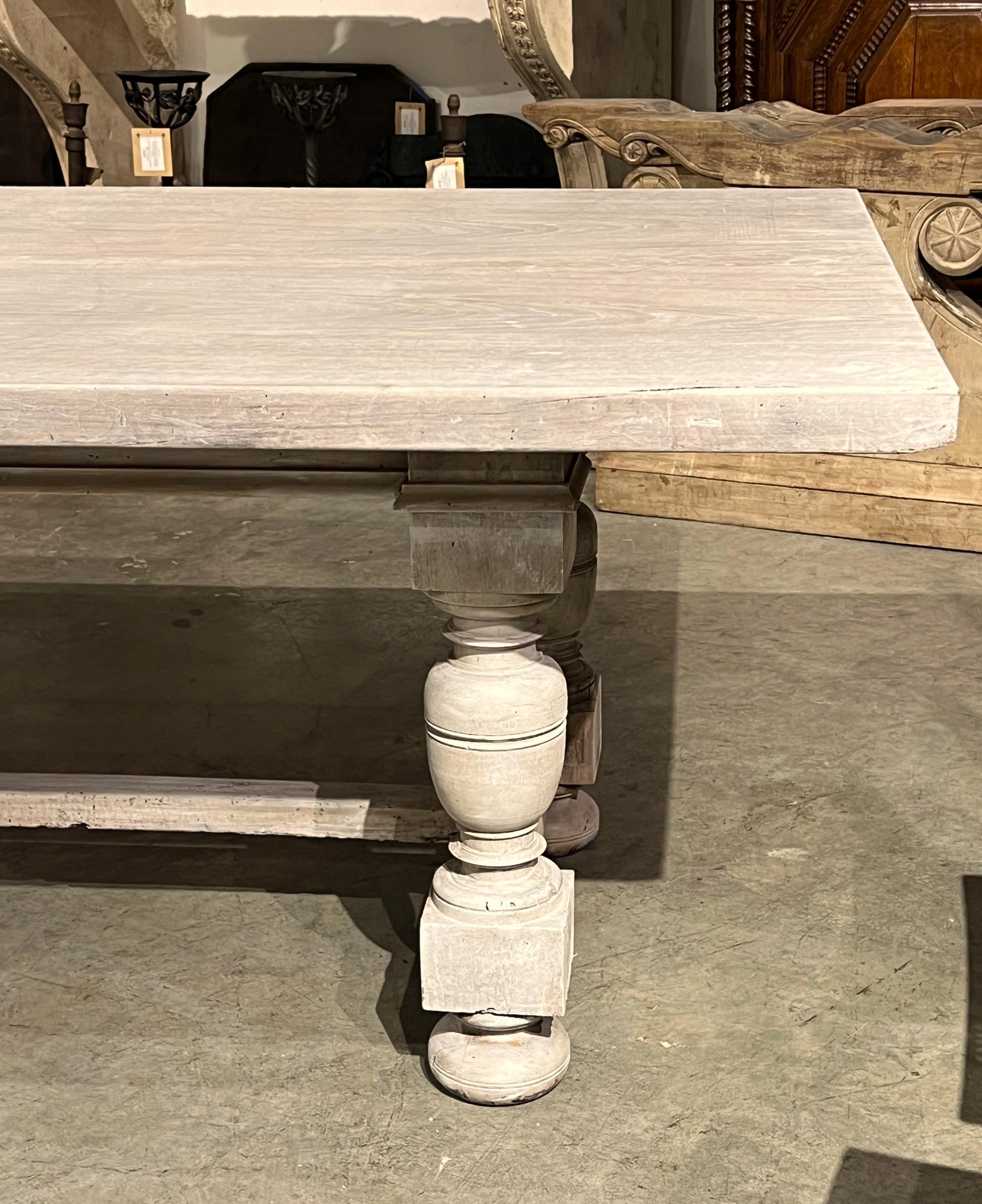 Mesa de comedor italiana con balaustres de nogal encalado del siglo XIX Blanqueado en venta
