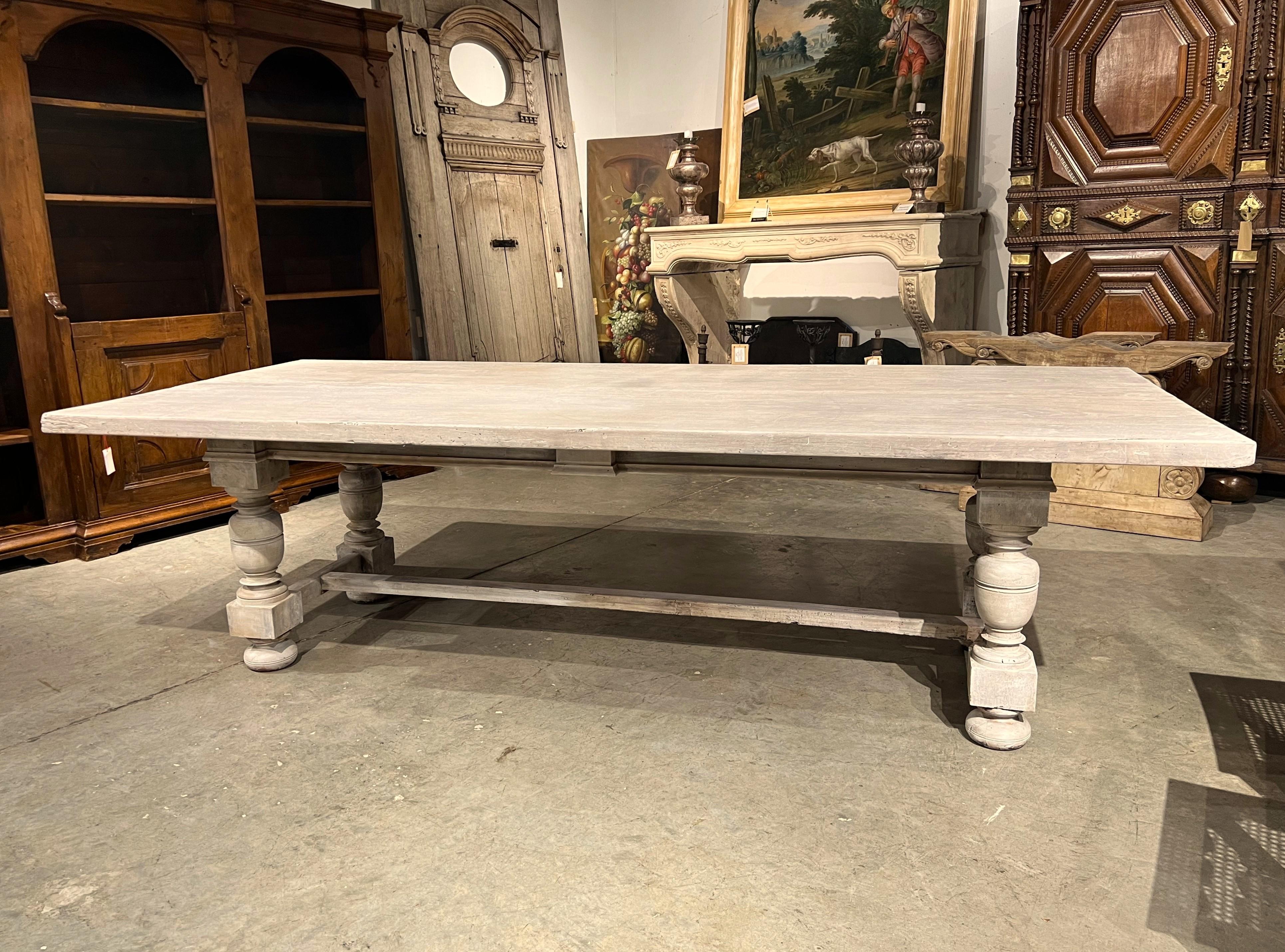 Mesa de comedor italiana con balaustres de nogal encalado del siglo XIX Italiano en venta