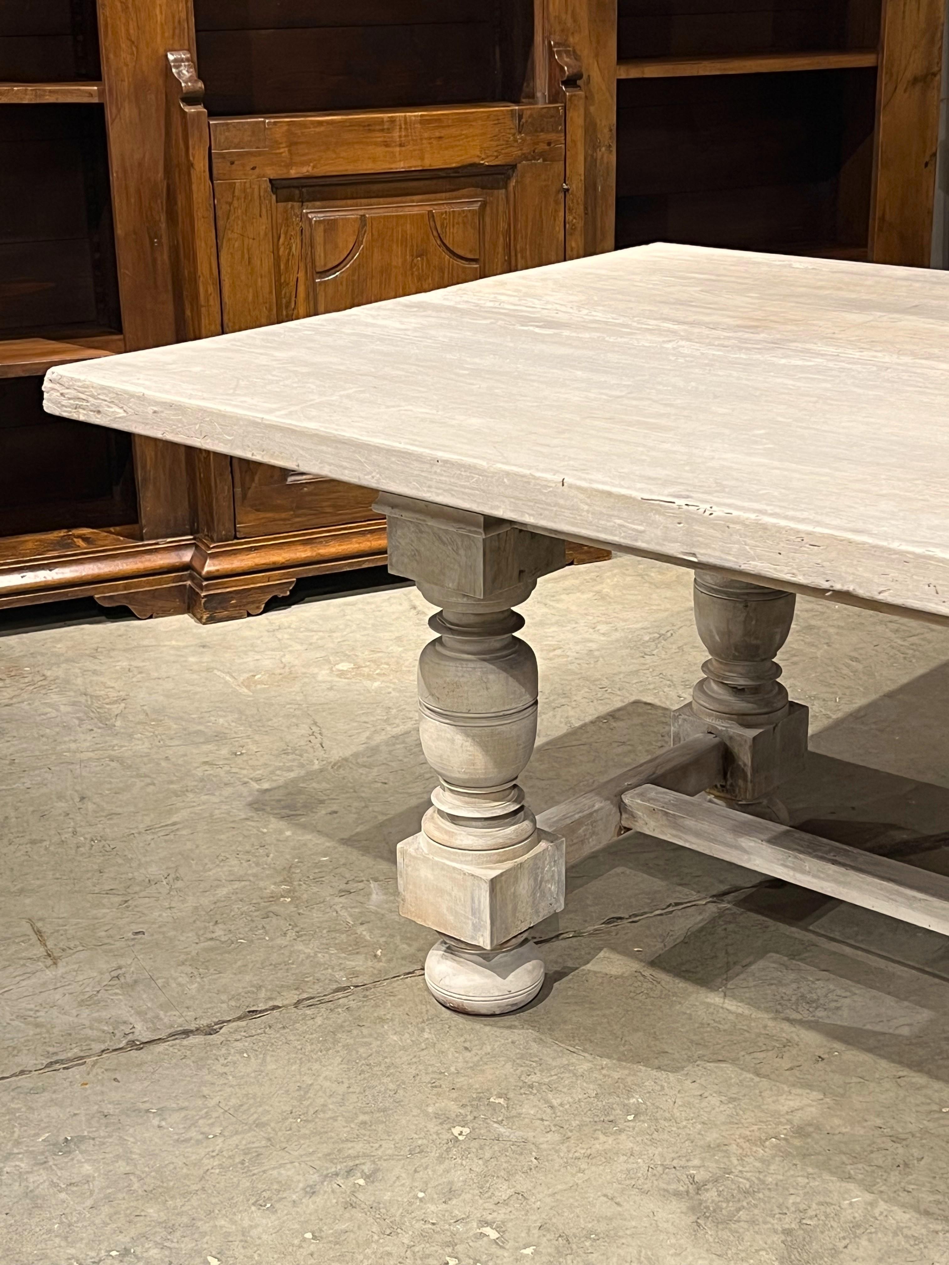 Mesa de comedor italiana con balaustres de nogal encalado del siglo XIX en Bueno estado para la venta en Dallas, TX