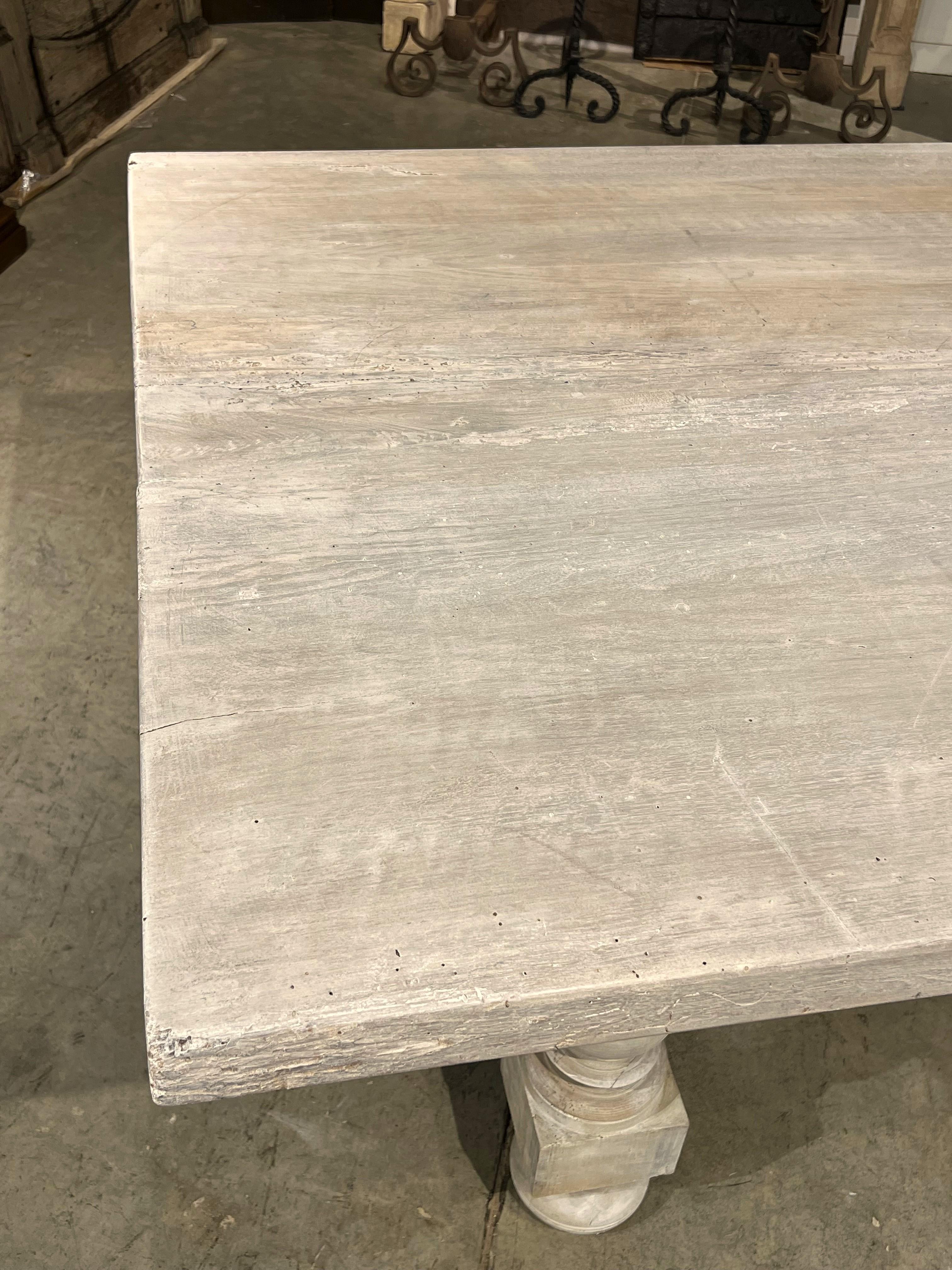 Mesa de comedor italiana con balaustres de nogal encalado del siglo XIX Madera en venta