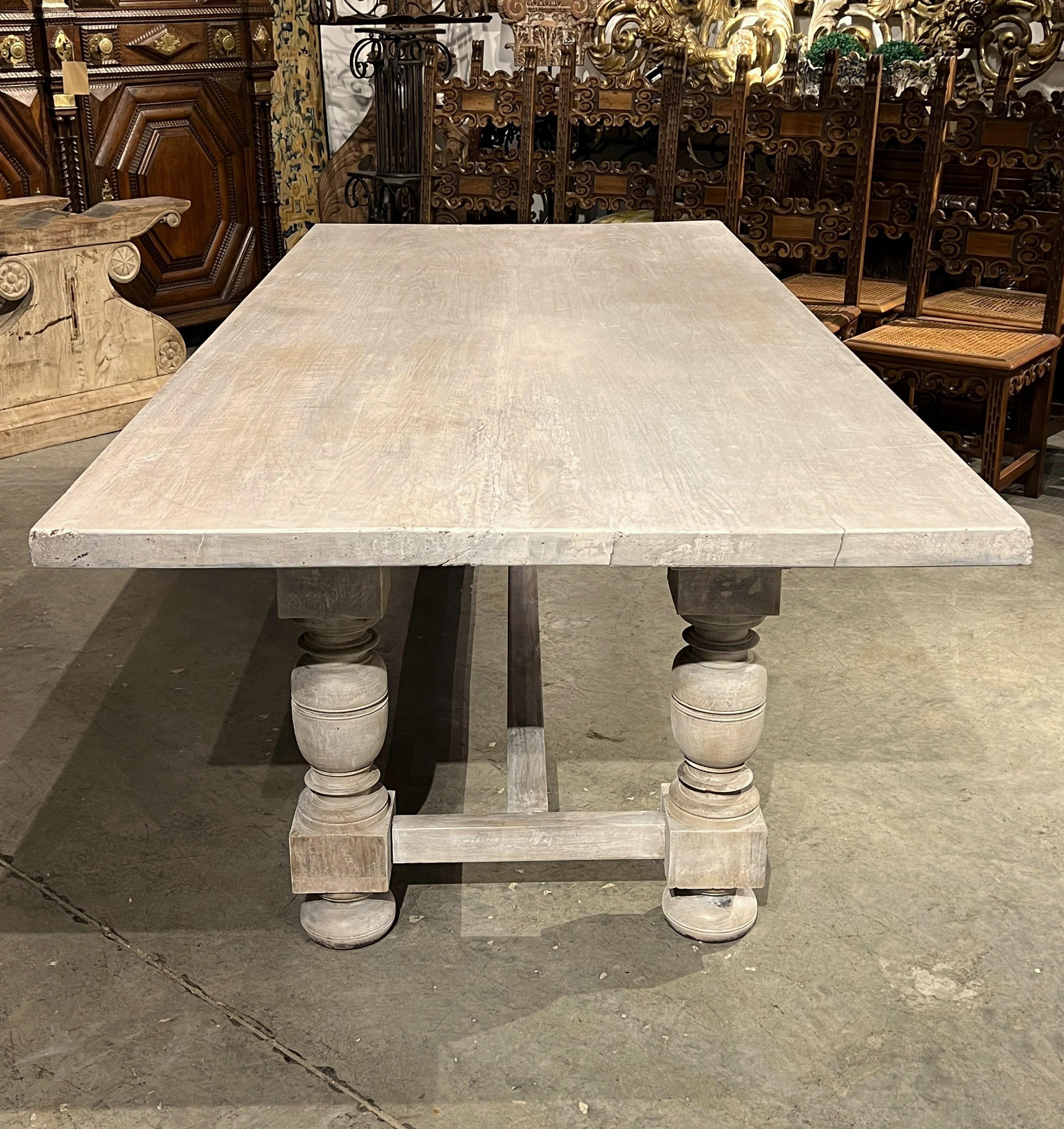 Mesa de comedor italiana con balaustres de nogal encalado del siglo XIX en venta 3