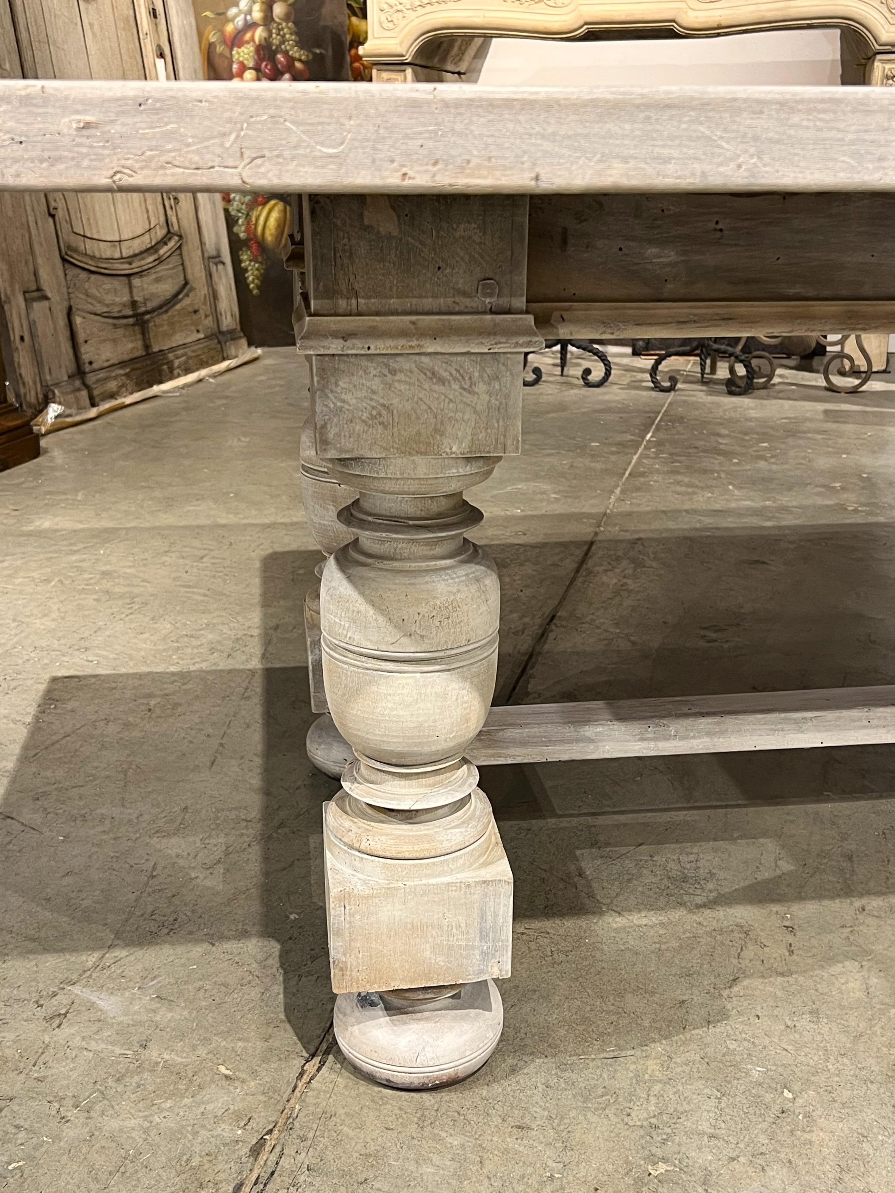 Mesa de comedor italiana con balaustres de nogal encalado del siglo XIX en venta 2