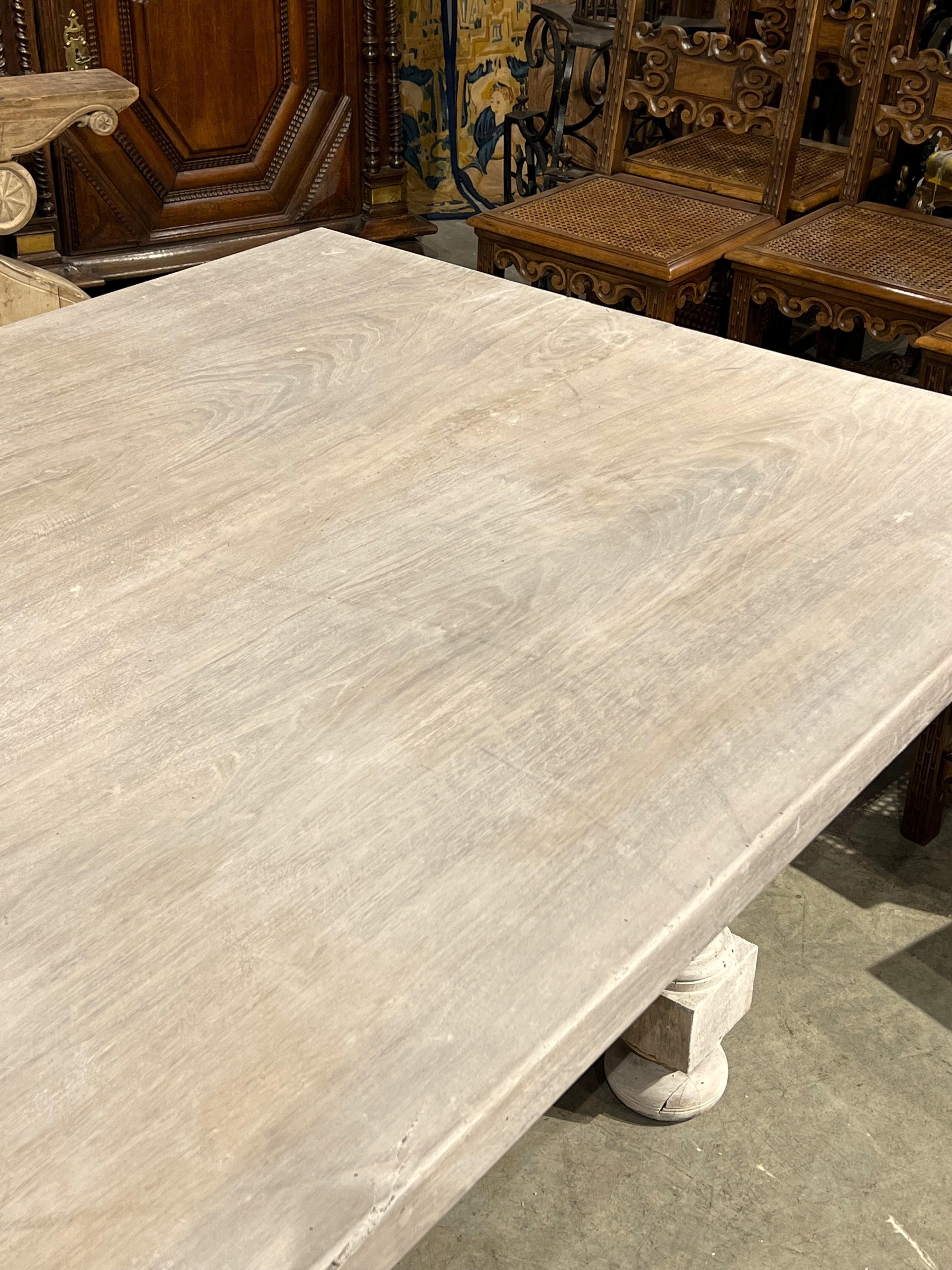 Mesa de comedor italiana con balaustres de nogal encalado del siglo XIX en venta 1