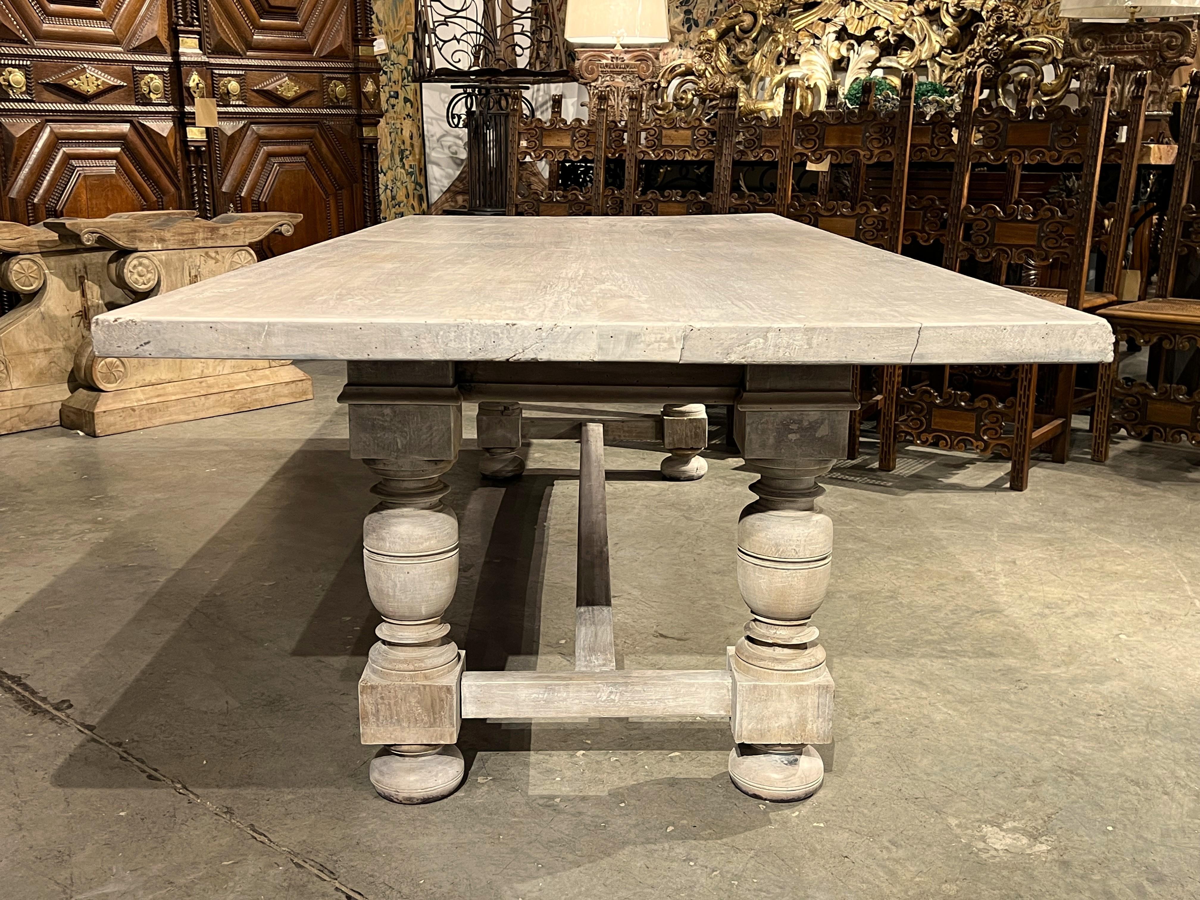 Mesa de comedor italiana con balaustres de nogal encalado del siglo XIX en venta 4