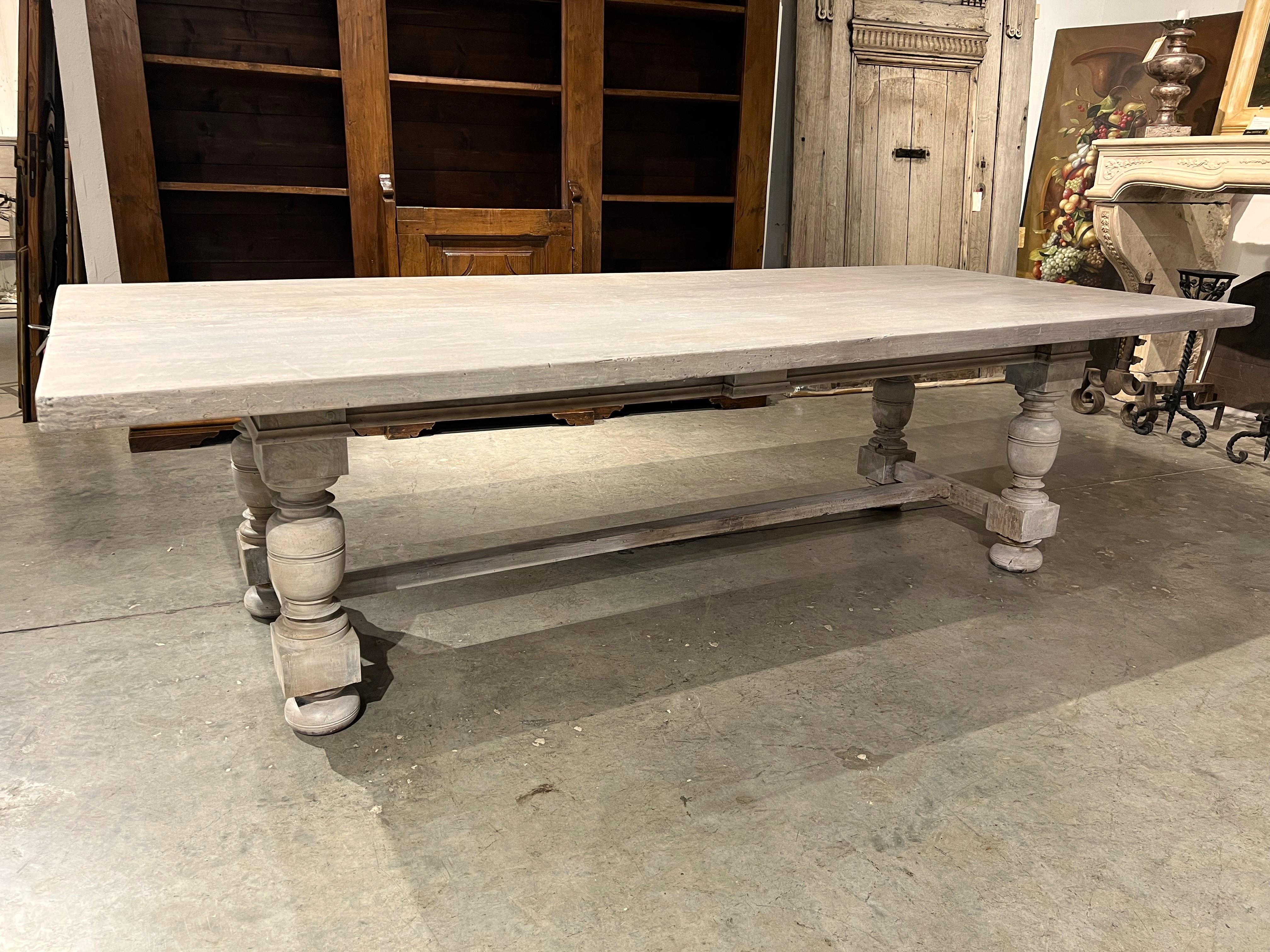 Mesa de comedor italiana con balaustres de nogal encalado del siglo XIX en venta 5