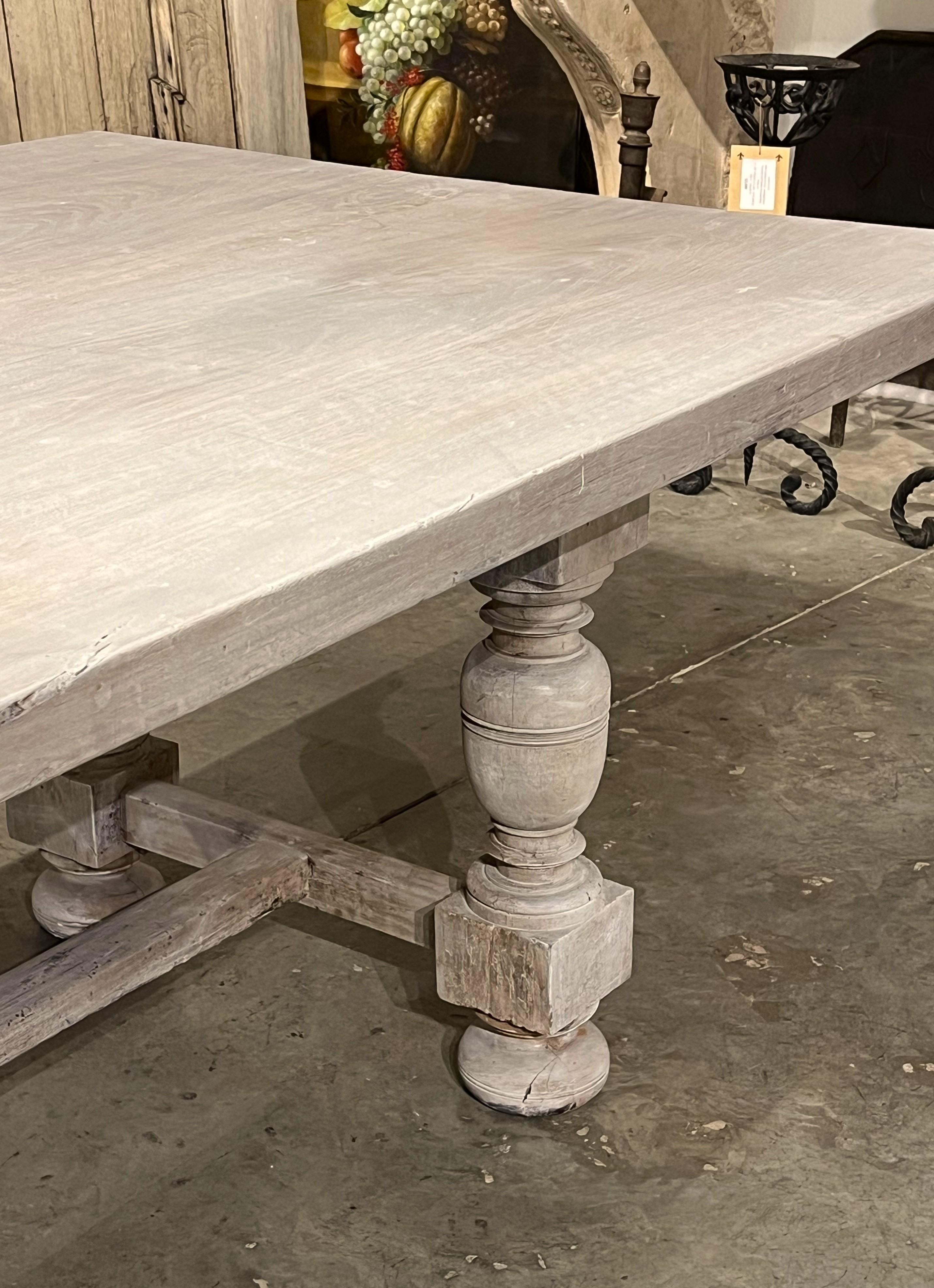 Mesa de comedor italiana con balaustres de nogal encalado del siglo XIX en venta 6