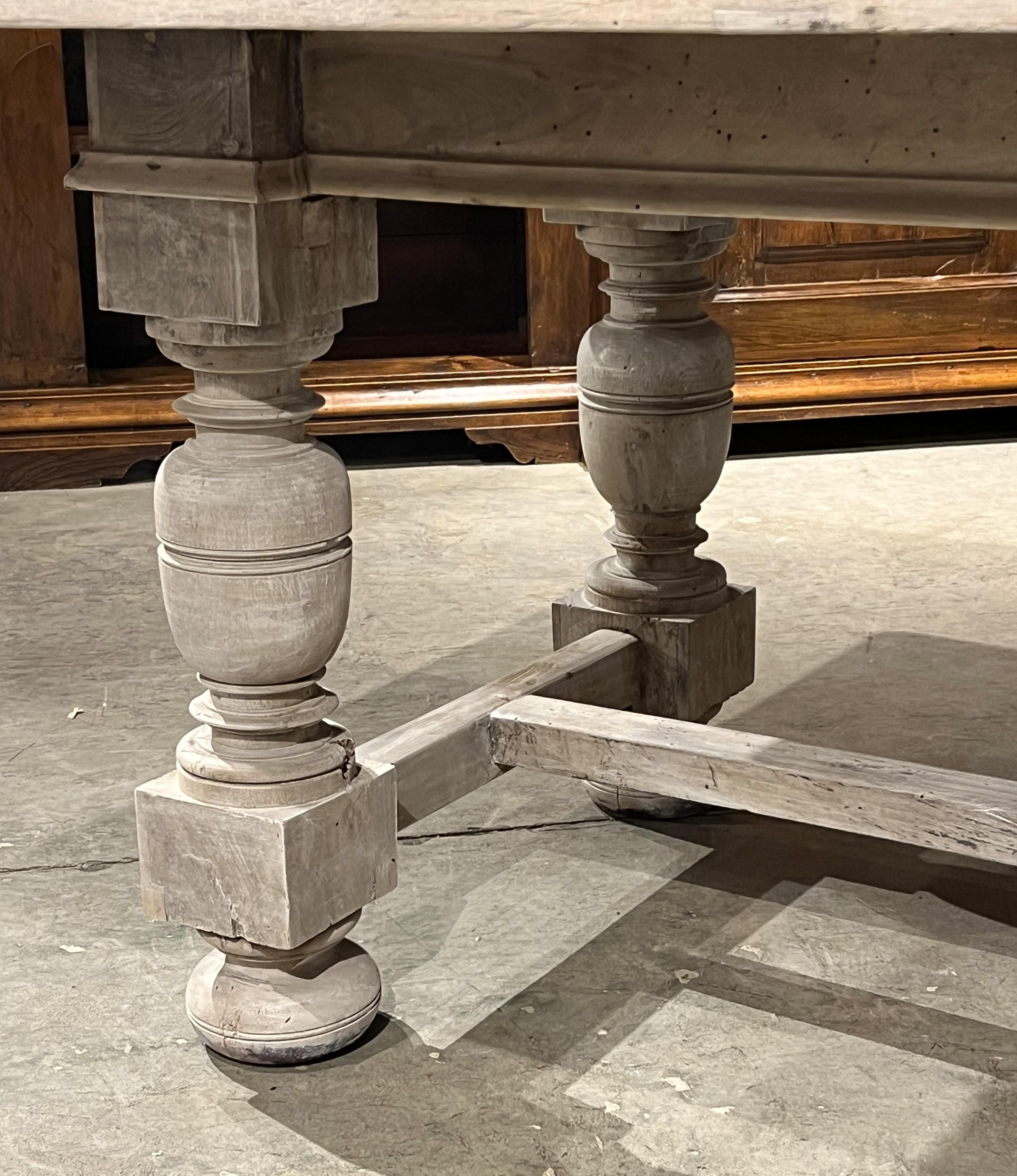 Mesa de comedor italiana con balaustres de nogal encalado del siglo XIX en venta 10