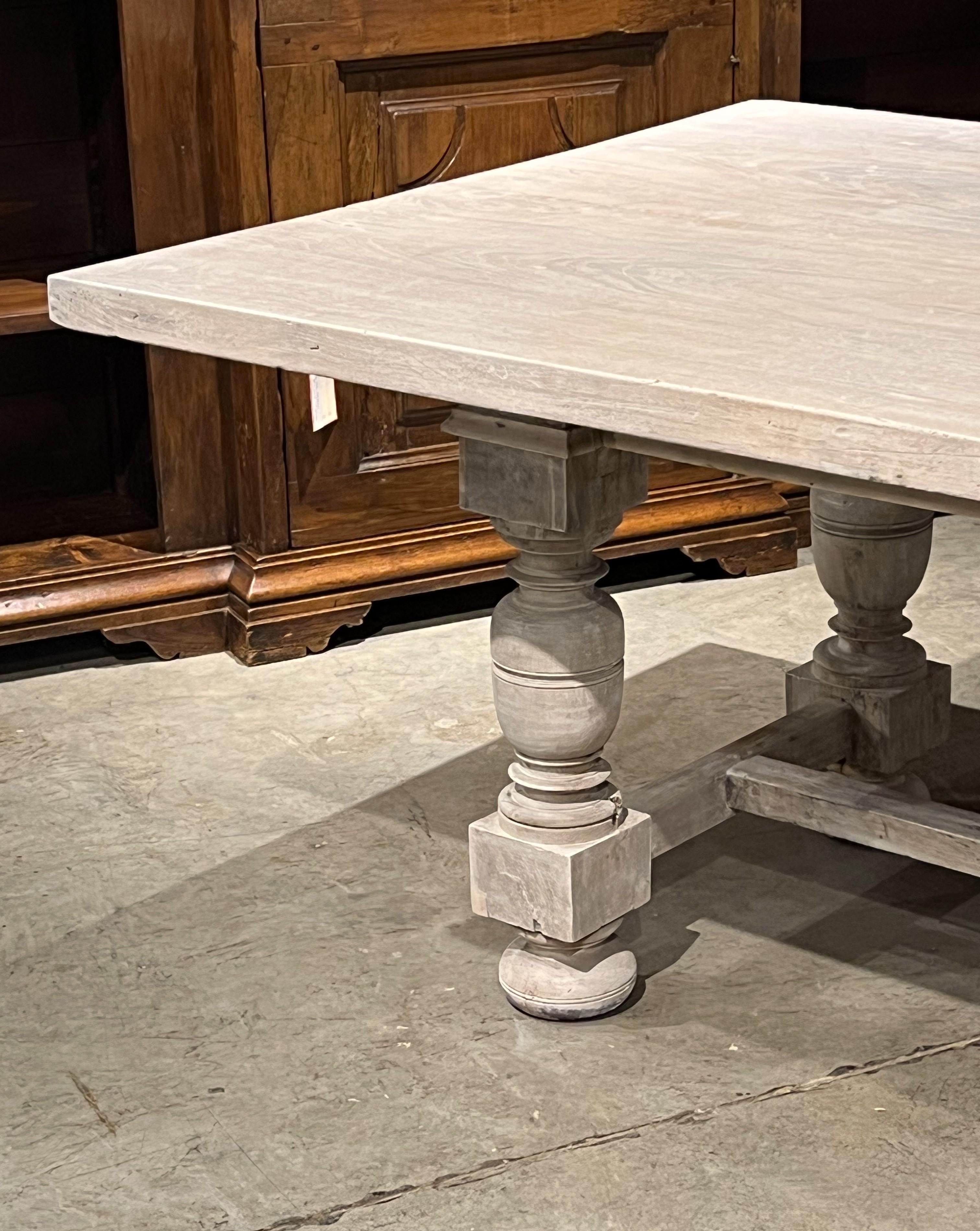 Mesa de comedor italiana con balaustres de nogal encalado del siglo XIX en venta 9