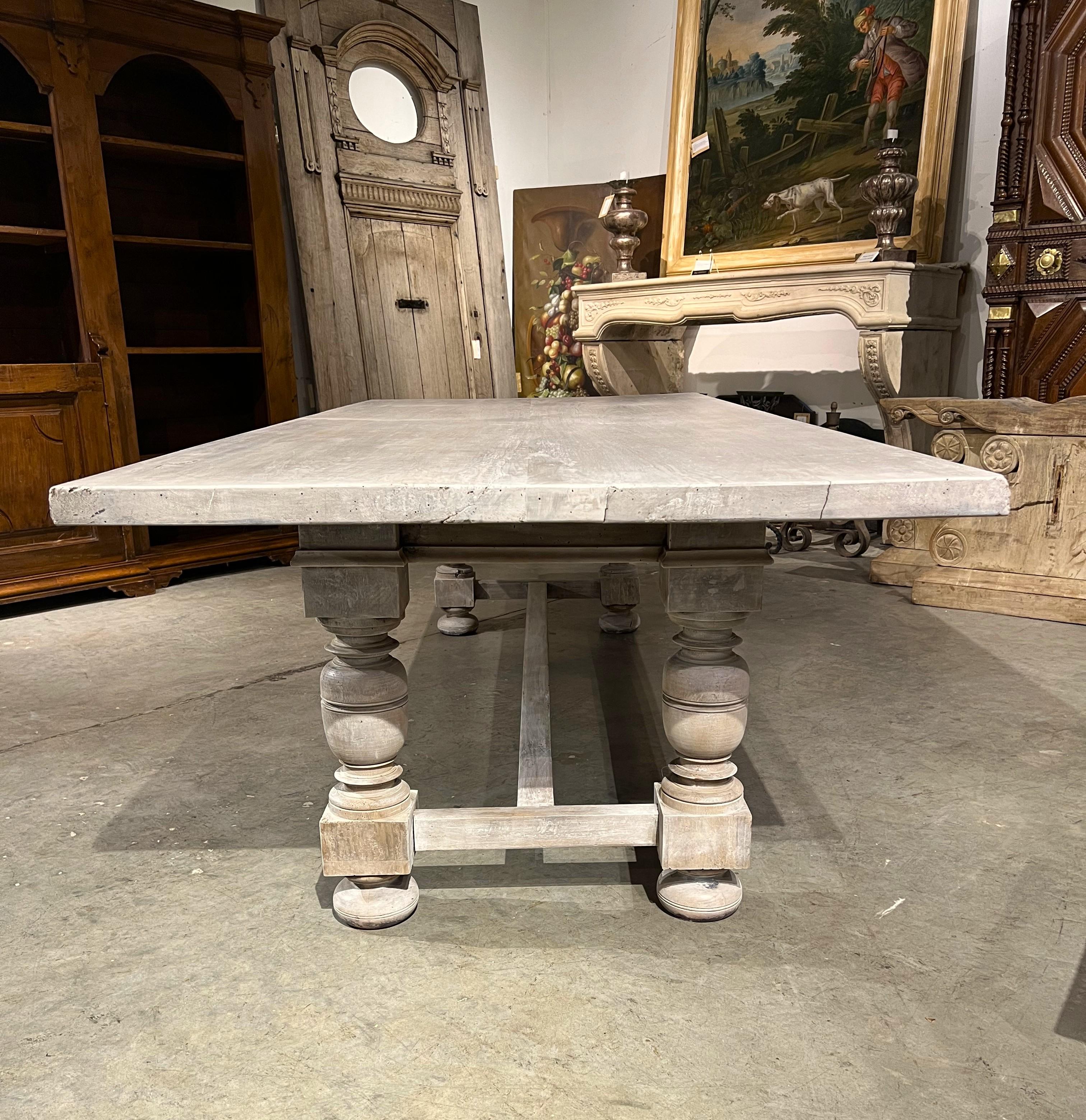 Mesa de comedor italiana con balaustres de nogal encalado del siglo XIX en venta 7