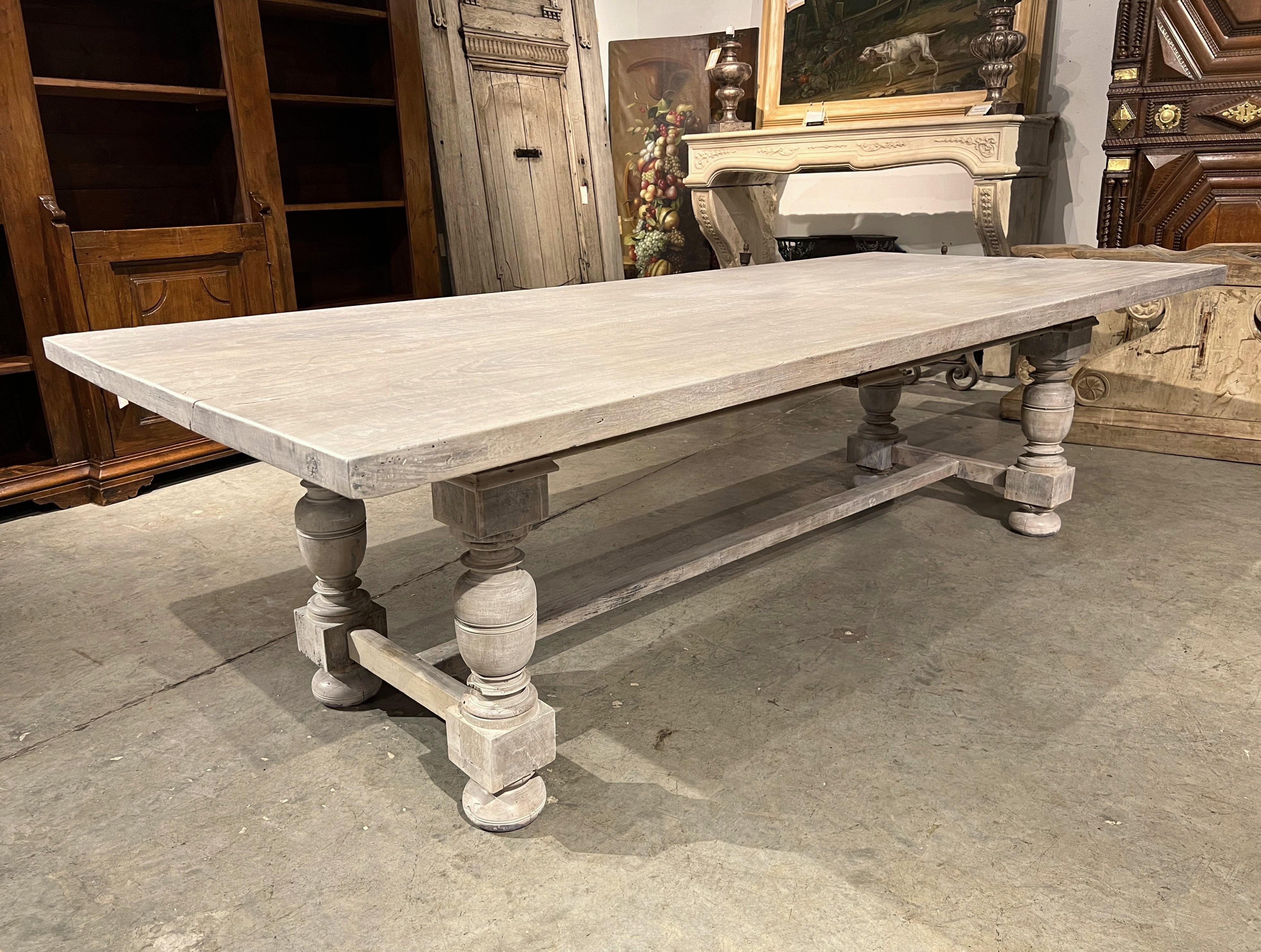 Mesa de comedor italiana con balaustres de nogal encalado del siglo XIX en venta 11
