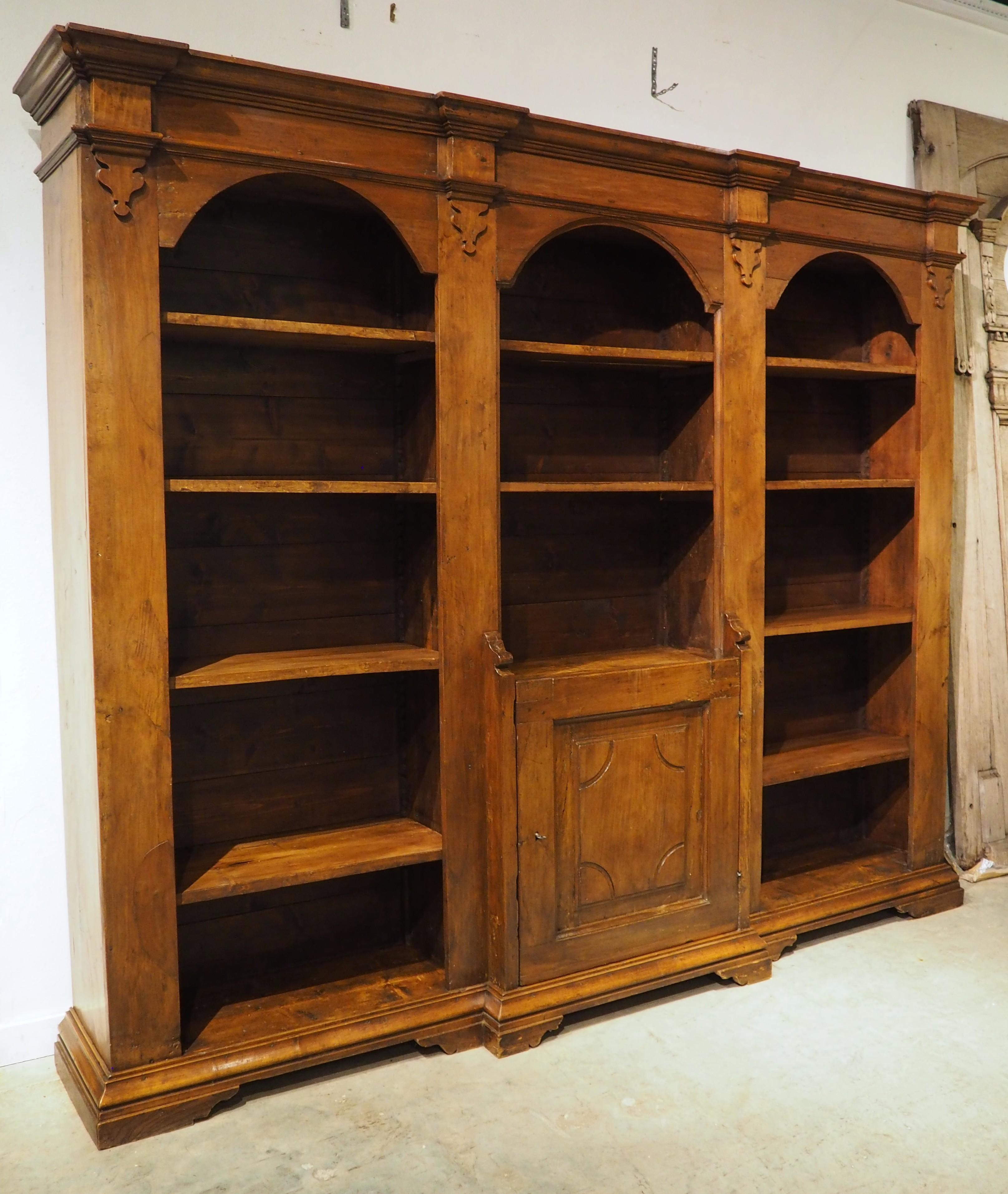 Sculpté à la main Bibliothèque italienne ancienne à triple niche en Wood Wood Wood ex Confessional, 19ème siècle en vente