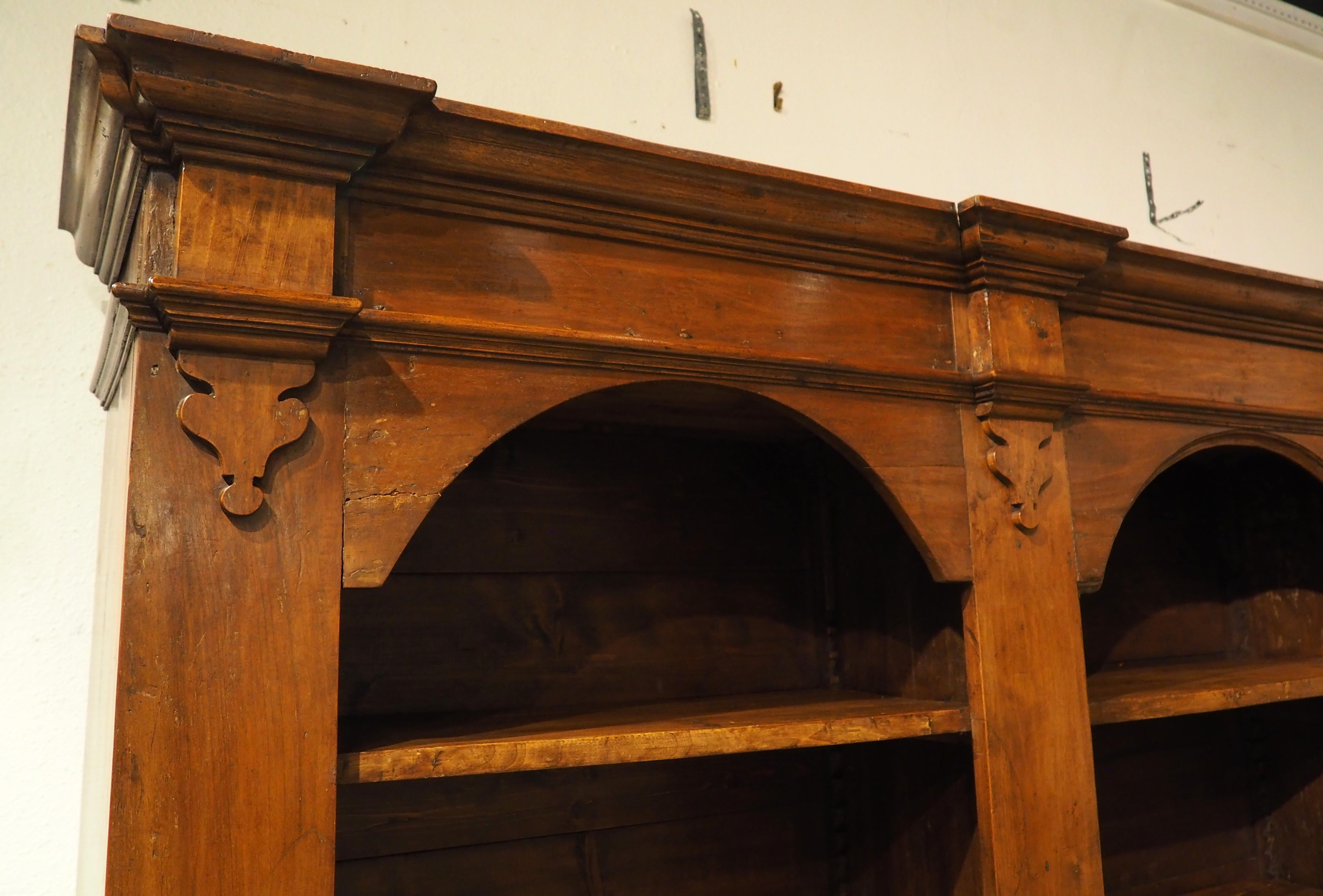 Bibliothèque italienne ancienne à triple niche en Wood Wood Wood ex Confessional, 19ème siècle Bon état - En vente à Dallas, TX