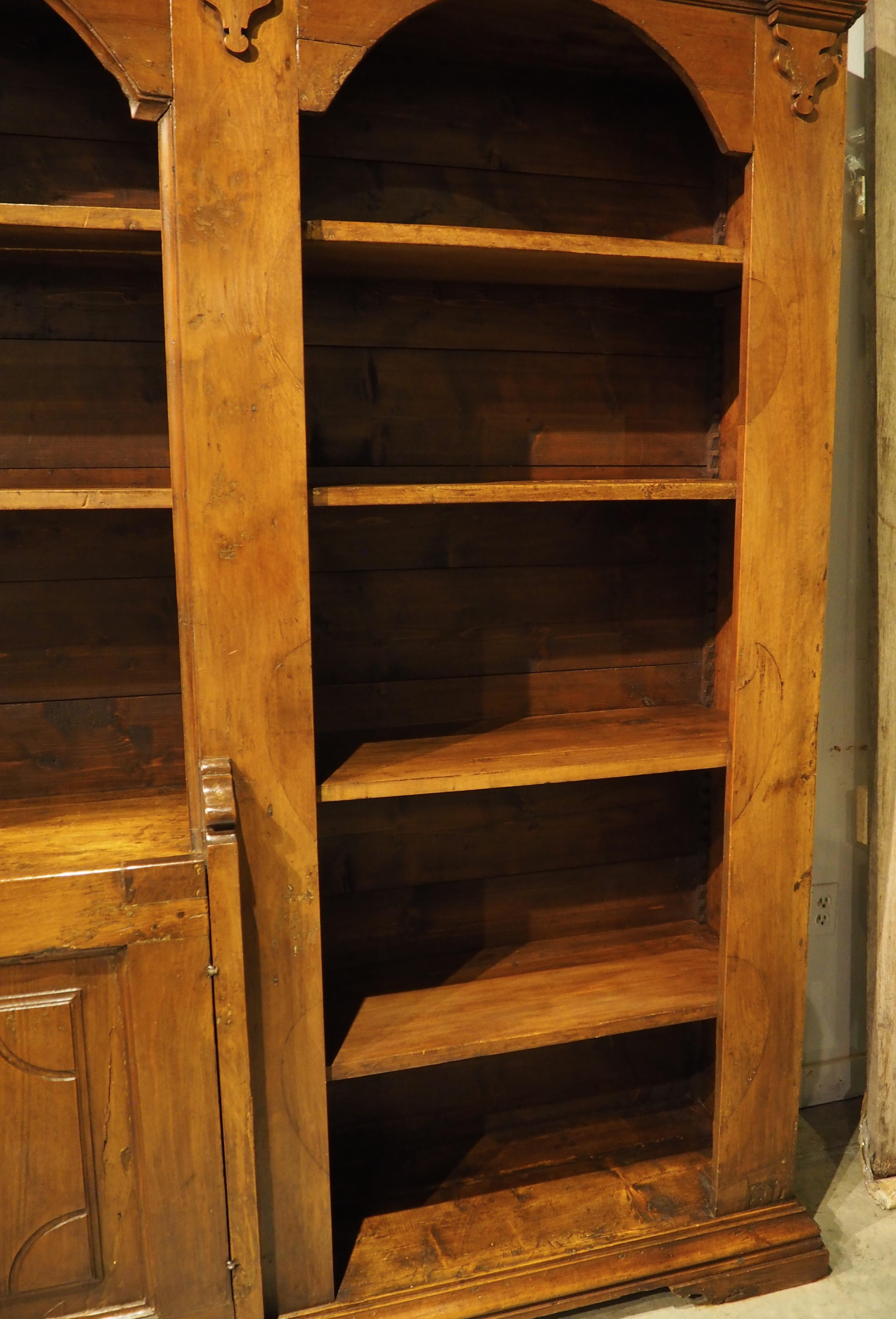 Bois Bibliothèque italienne ancienne à triple niche en Wood Wood Wood ex Confessional, 19ème siècle en vente