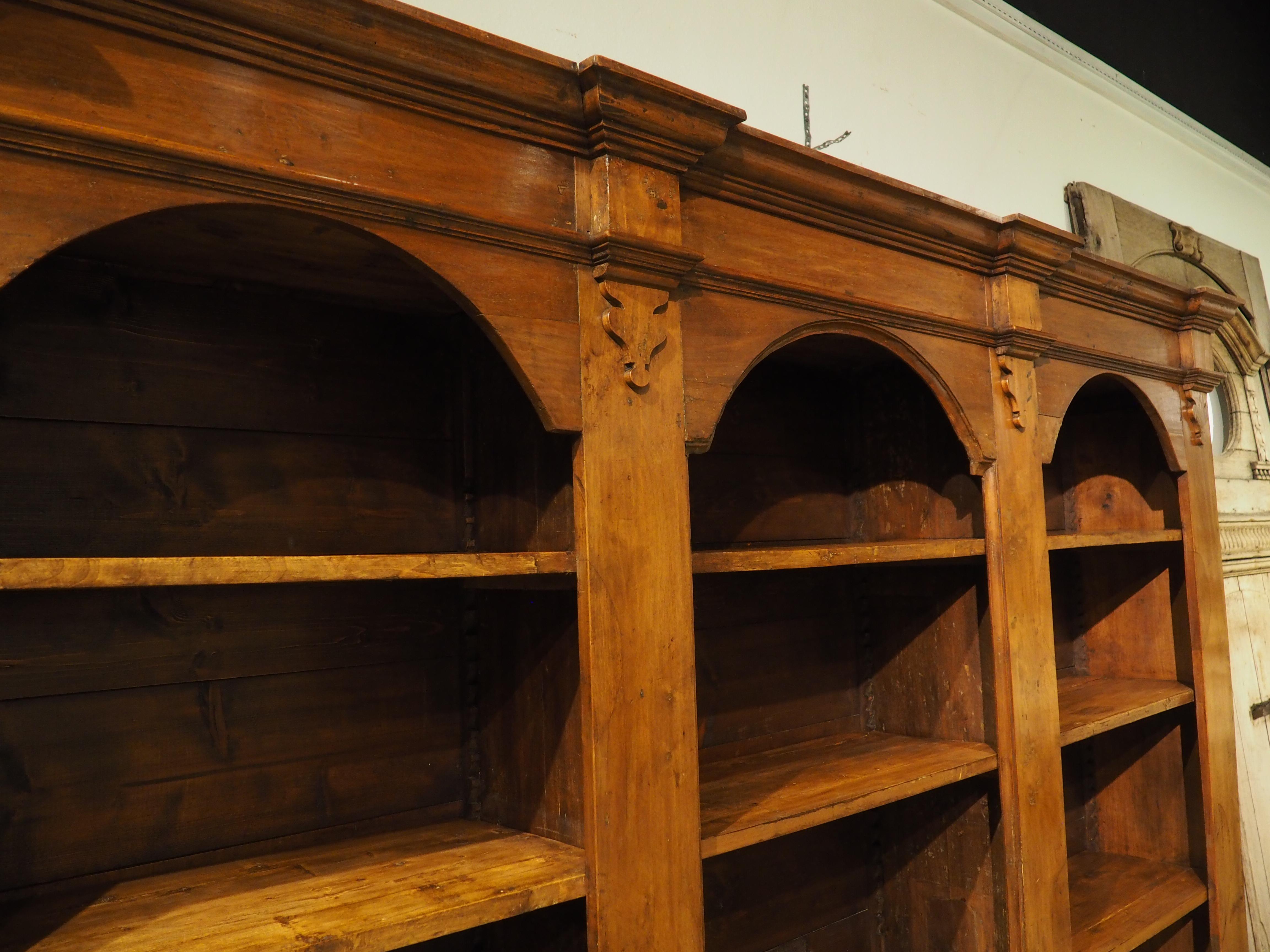 XIXe siècle Bibliothèque italienne ancienne à triple niche en Wood Wood Wood ex Confessional, 19ème siècle en vente