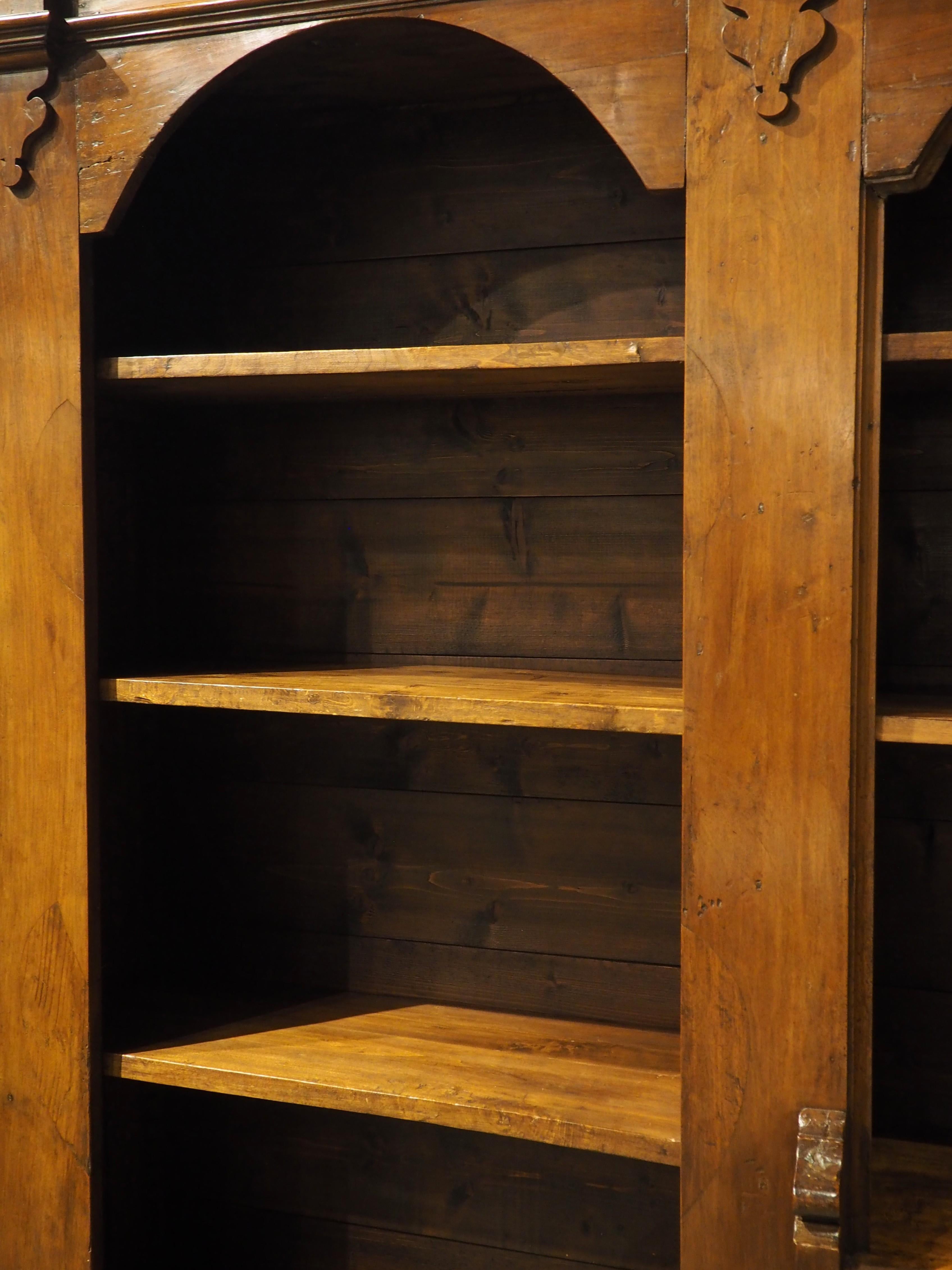 Bibliothèque italienne ancienne à triple niche en Wood Wood Wood ex Confessional, 19ème siècle en vente 2