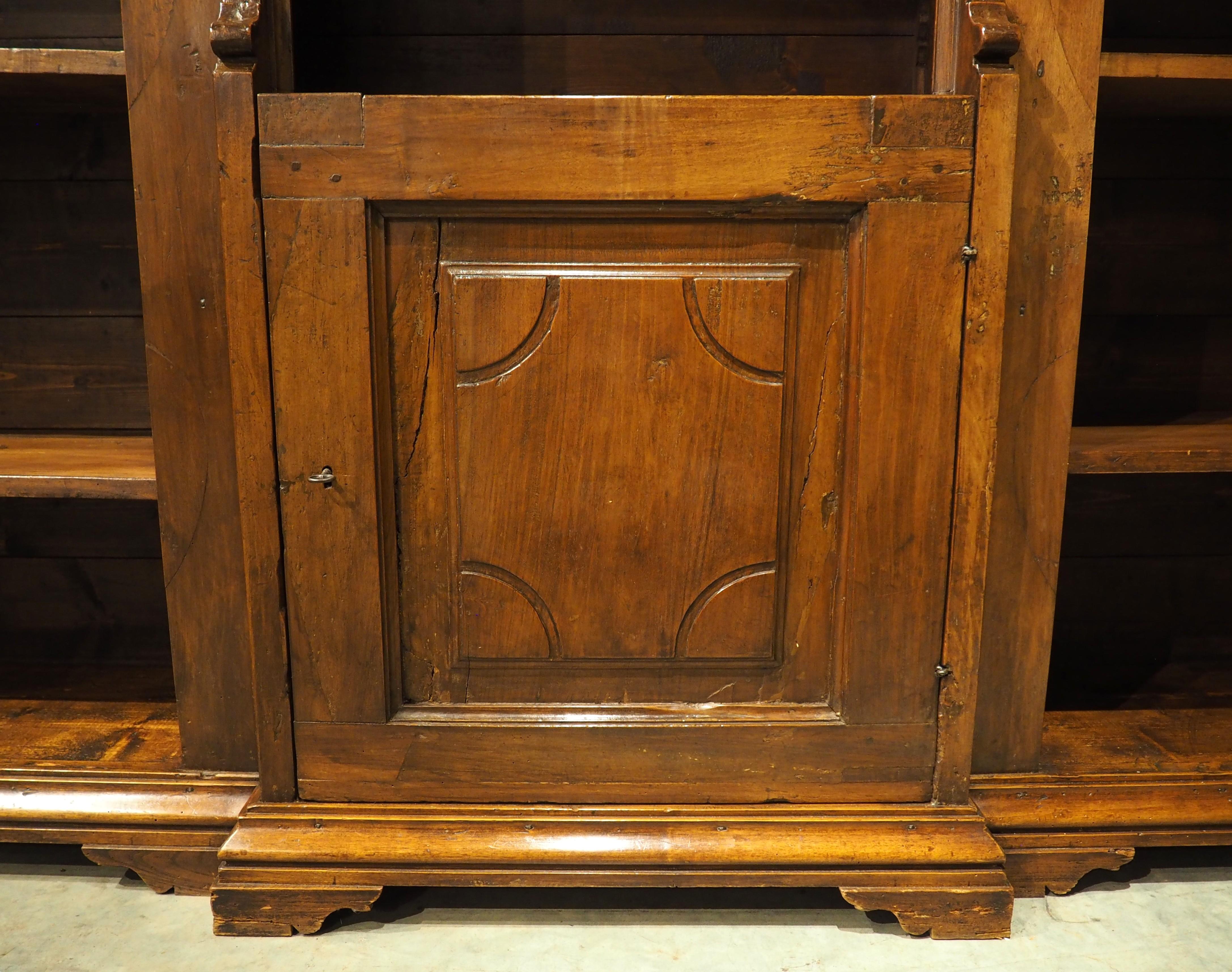 Bibliothèque italienne ancienne à triple niche en Wood Wood Wood ex Confessional, 19ème siècle en vente 4
